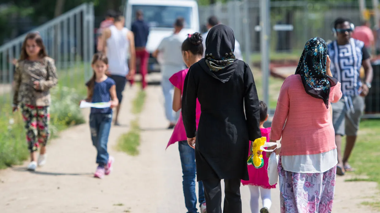 In Brandenburg wie hier in Eisenhüttenstadt werden für alleinreisende Männer Zelte bereitgestellt; Frauen und Familien können noch in Containern und Erstaufnahmeeinrichtungen untergebracht werden.