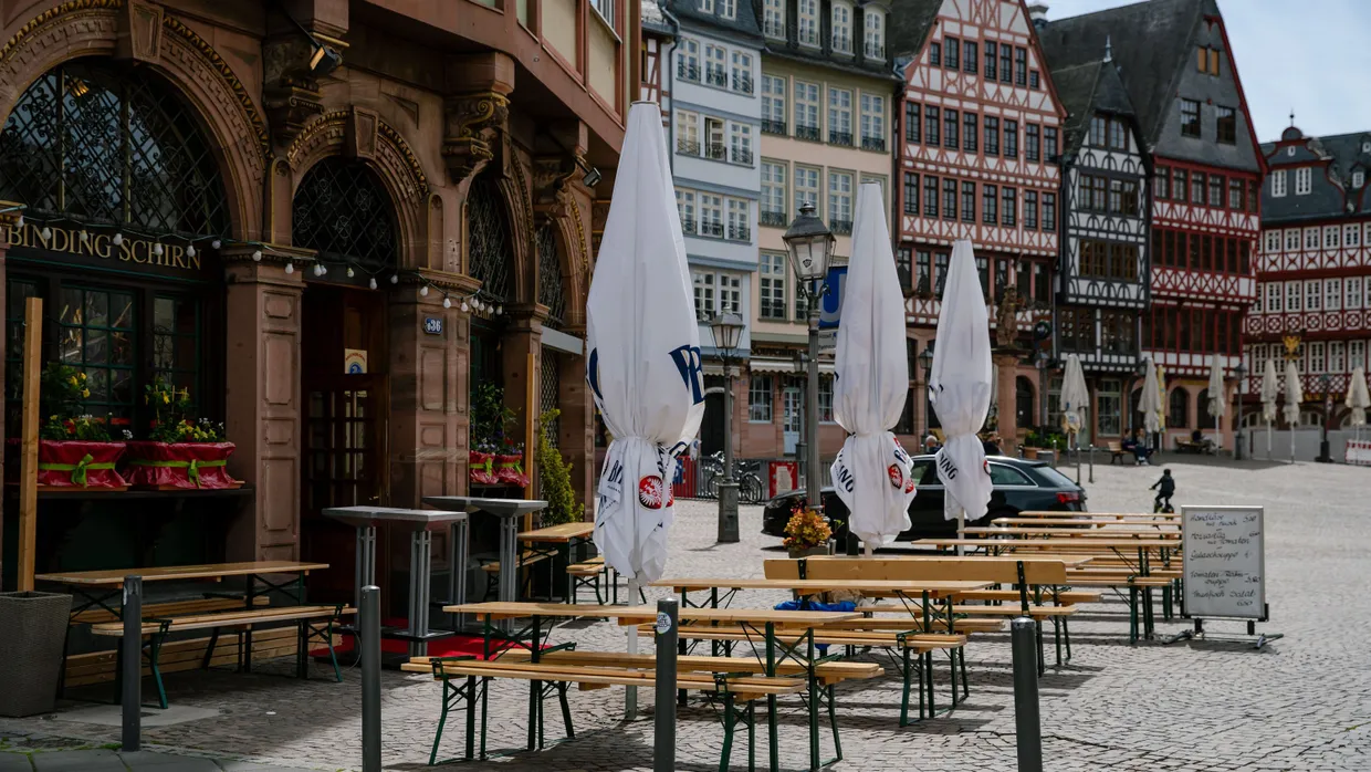 Teure Kundenstopper und Außengastronomie: Die Stadt Frankfurt korrigiert einige Gebühren nach unten.