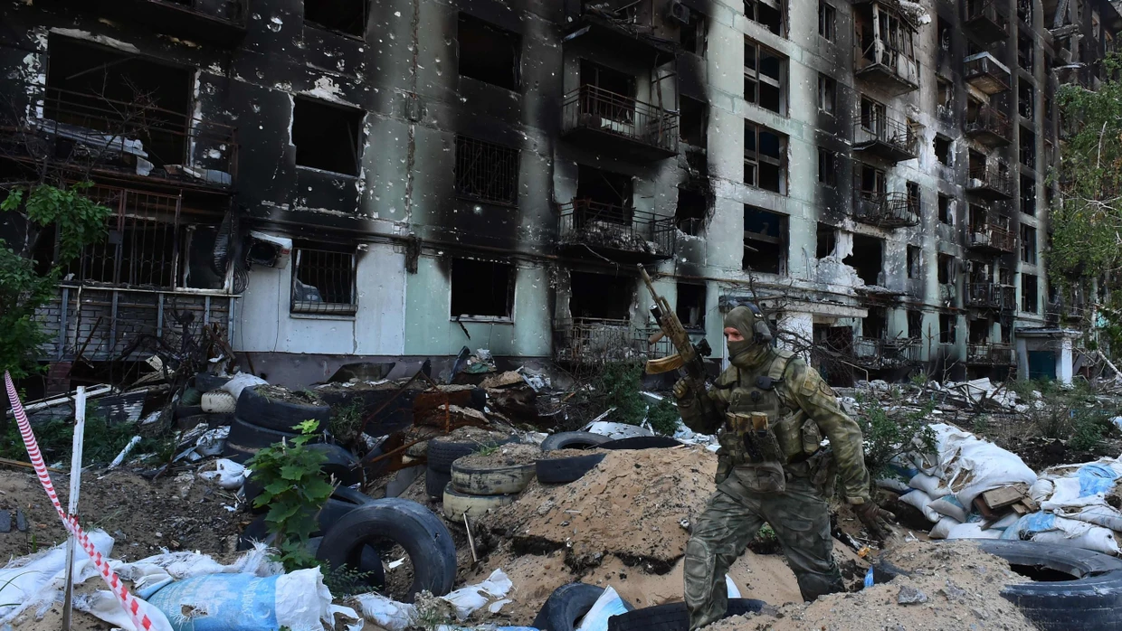 Zerstörung: Ein russischer Soldat am 12. Juli in Sewerodonezk