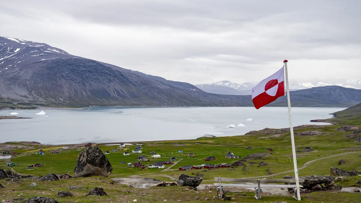Blick auf eine grönländische Flagge in der Ortschaft Igaliku. Der designiert US-Präsident Trump hat nicht zum ersten Mal Interesse an Grönland bekundet.