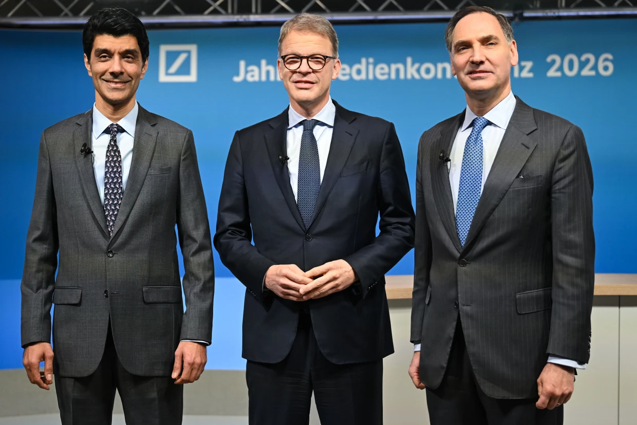 Raja Akram mit Vorstandschef Christian Sewing (Mitte) und seinem Vorgänger James von Moltke (rechts) auf der Bilanz-Pressekonferenz am 29. Januar 2026