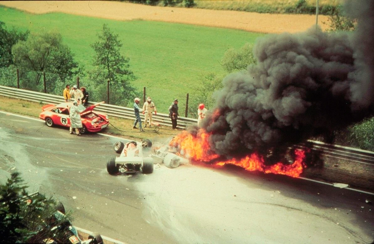 Eine Zäsur: der Feuerunfall von Niki Lauda auf dem Nürburgring am 1. August 1976