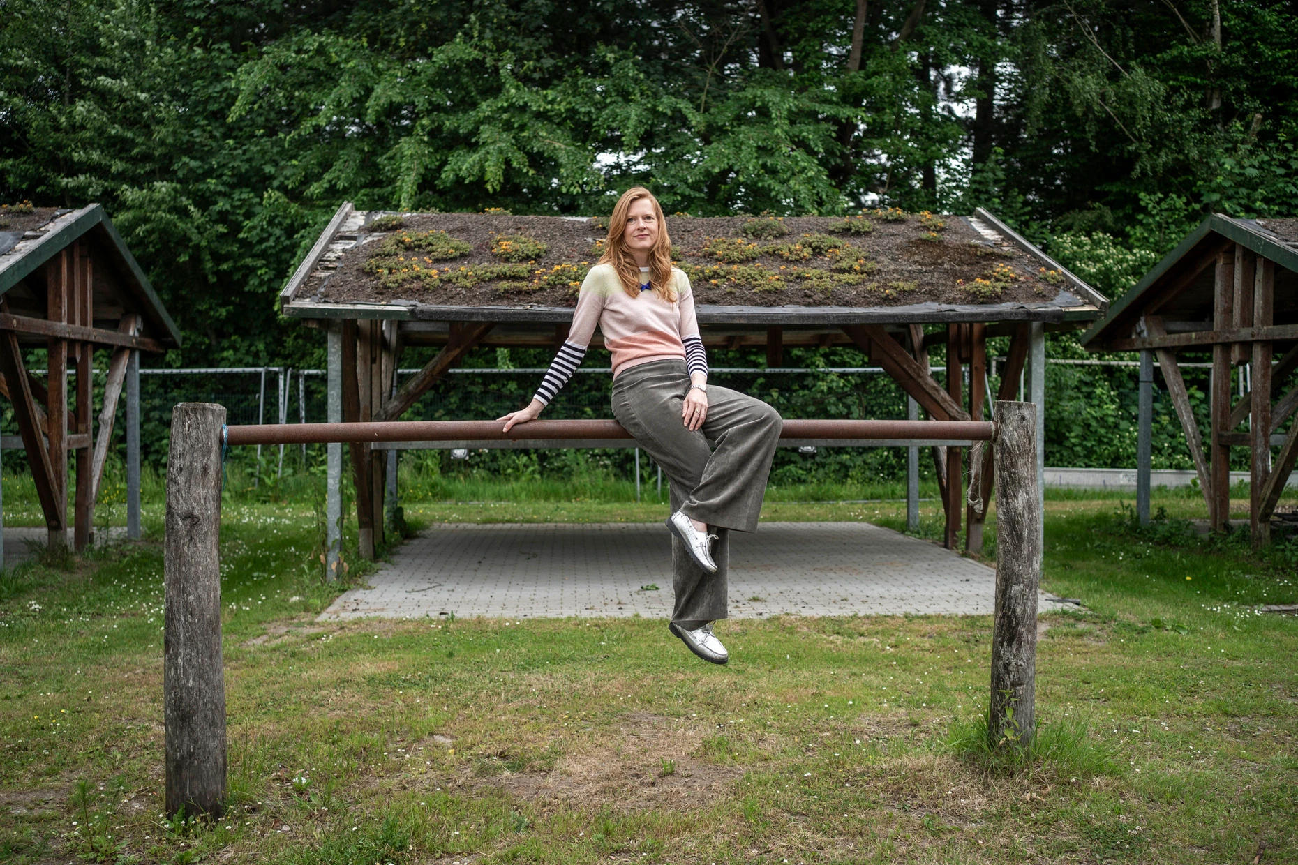 Aufgesessen: Anja Kampmann an den Stellplätzen für die Polo-Pferde des Hamburger Polo Club in Klein Flottbek