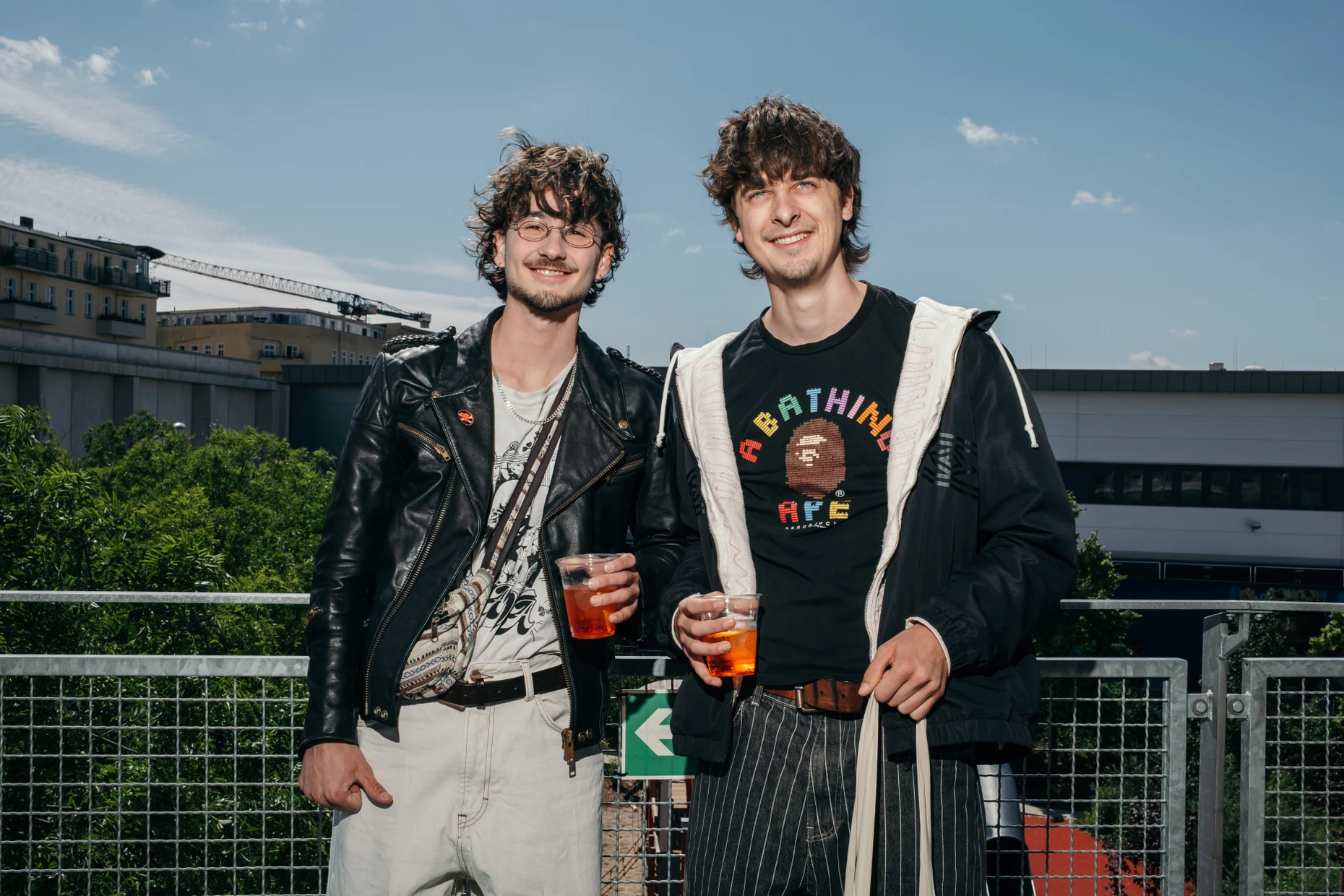 Das Zielpublikum: Ben und Bruno haben Angst vor der Zukunft und trinken Aperol.