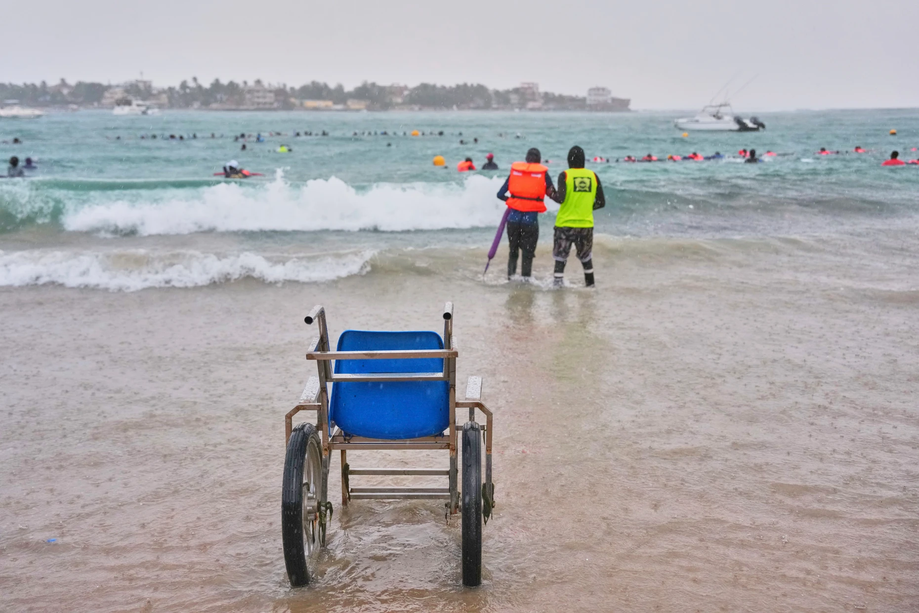 Das Meer trägt auch die, die getragen werden müssen.