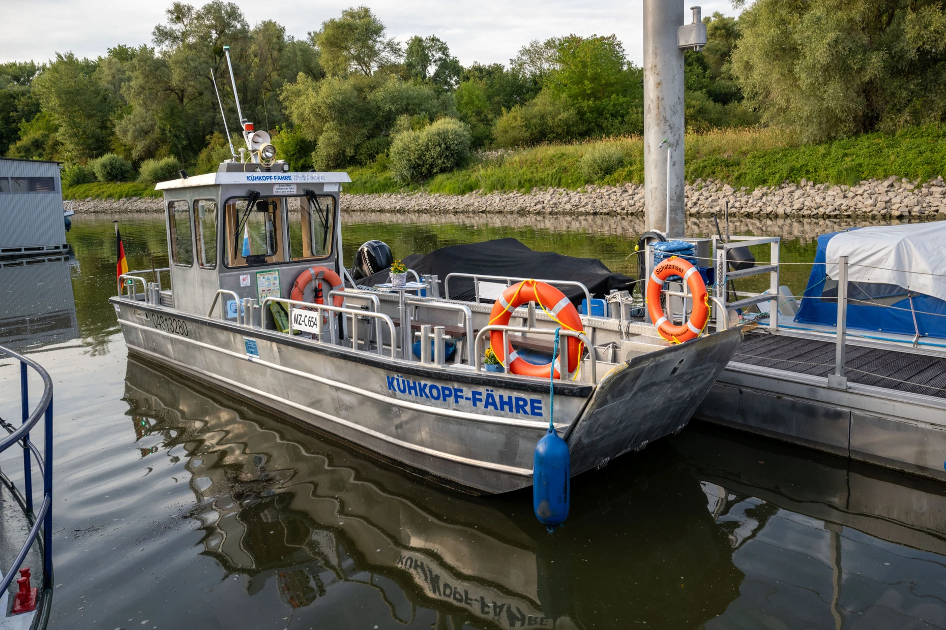 Eine Stunde vom Fähranleger entfernt: Die Kühkopf-Fähre liegt im Hafen von Oppenheim.