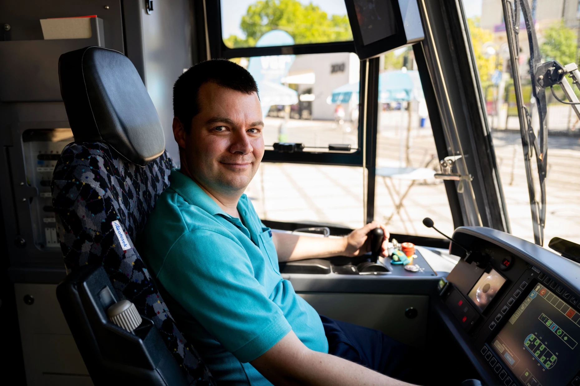 Moderner Arbeitsplatz: Patrick Tschiedel am Hebel einer neuen Straßenbahn der T-Reihe. Auch die Fahrer hatten Verbesserungsbedarf erkannt.