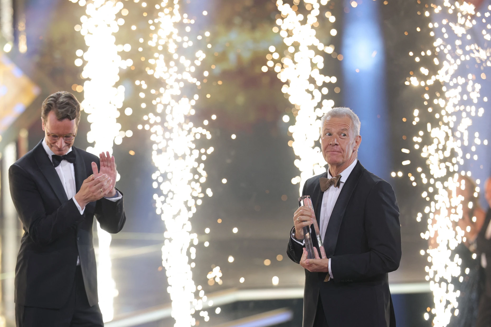 Applaus: Hendrik Wüst, Ministerpräsident von Nordrhein-Westfalen, überreicht Peter Kloeppel den „Ehrenpreis der Stifter“ des Deutschen Fernsehpreises.