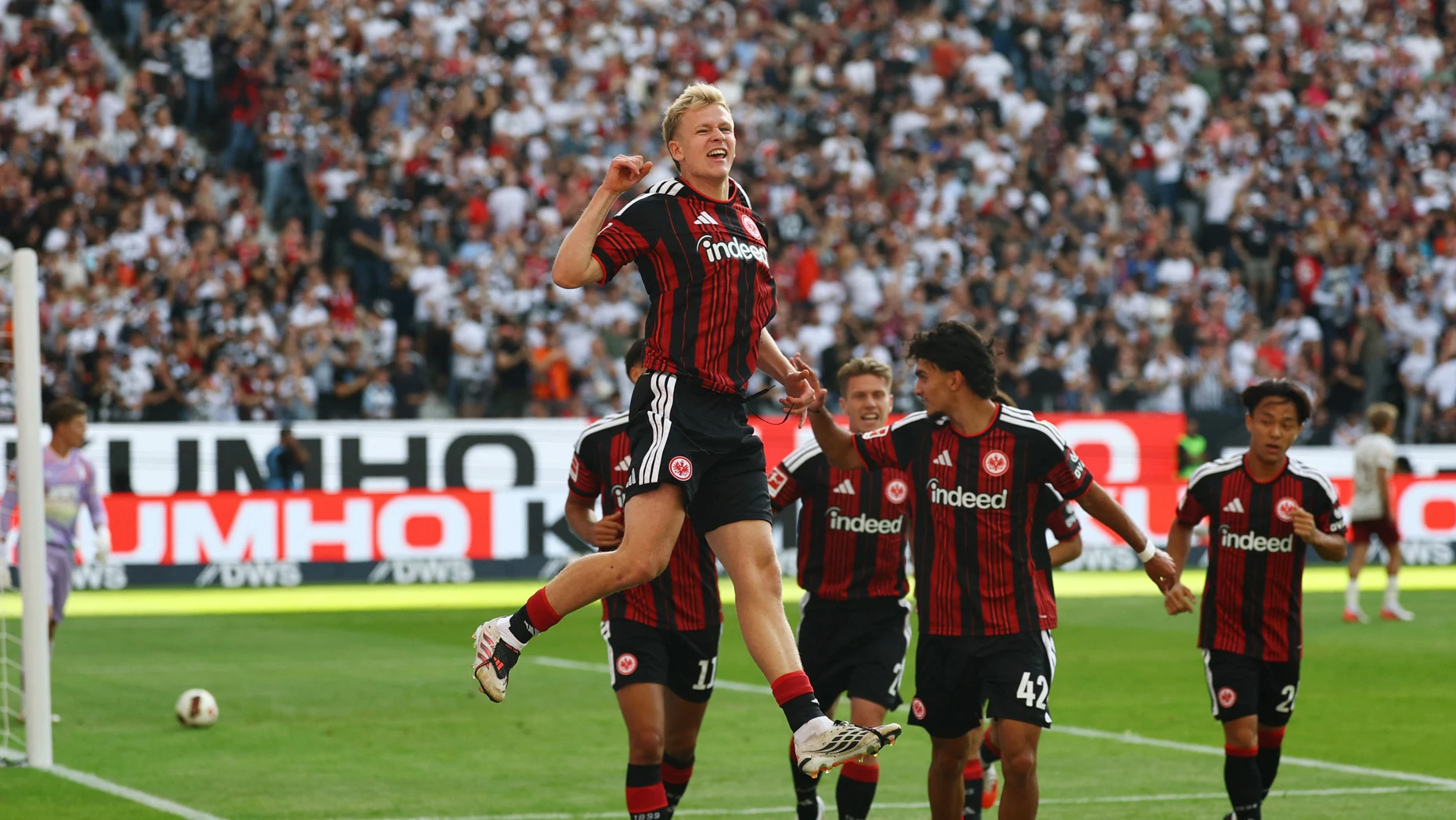 Kopfball, Tor: 1:0 für die Eintracht