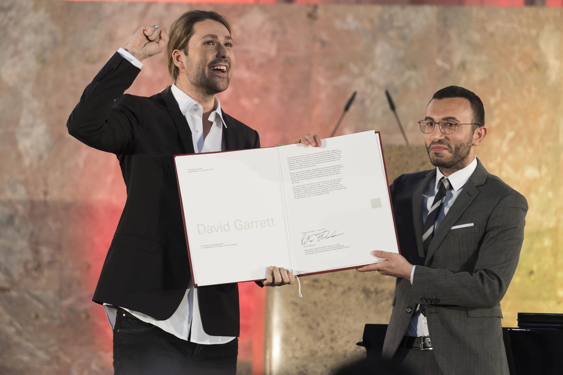 2017 wurde David Garrett (links) mit dem Frankfurter Musikpreis ausgezeichnet. Die Urkunde überreichte ihm der heutige Frankfurter Oberbürgermeister Mike Josef (SPD), seinerzeit noch Stadtverordneter.