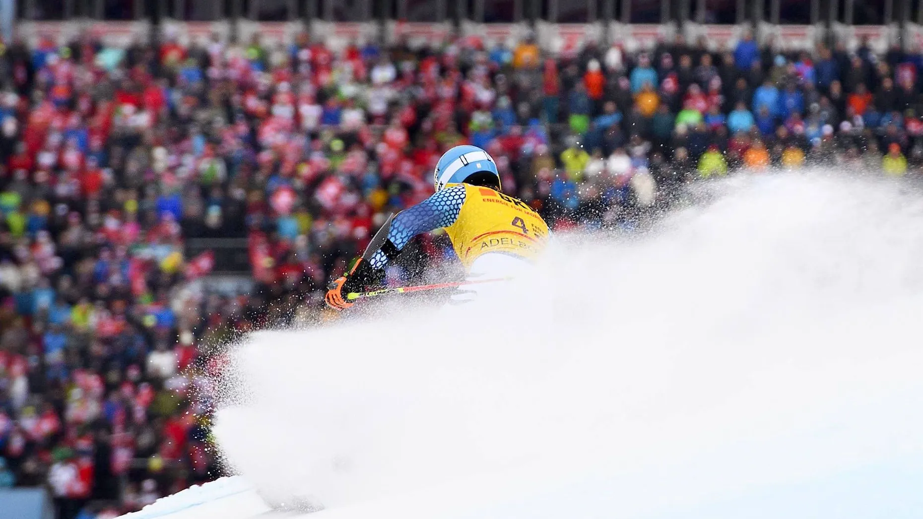 Felix Neureuther (Bild) hat beim Weltcup-Riesenslalom von Adelboden das Podium verpasst. Der beste deutsche Skirennfahrer wurde am Samstag vor allem wegen eines verpatzten ersten Durchgangs nur Achter. Der Sieg ging an den Franzosen Alexis Pinturault, der den Österreicher Marcel Hirscher in einem spektakulären Zweikampf um vier Hundertstelsekunden auf Platz zwei verwies. Auf den drittplatzierten Österreicher Philipp Schörghofer klaffte eine riesige Lücke (+1,94). Neureuther fehlten auf das Podest am Ende 33 Hundertstelsekunden. Stefan Luitz war im ersten Durchgang ausgeschieden. Dominik Schwaiger als 31. und Linus Straßer (39.) verpassten die Quali für das Finale. (dpa)