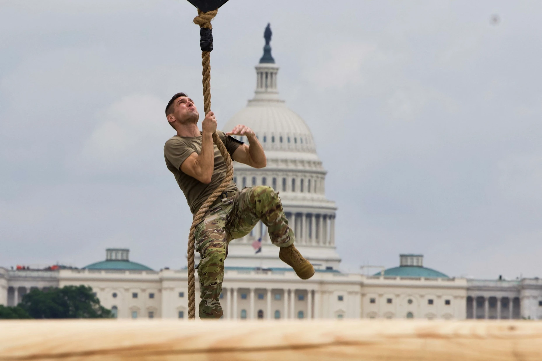 Ein amerikanischer Soldat klettert im Juni im Rahmen eines Wettbewerbs auf der National Mall in Washington ein Seil hoch.