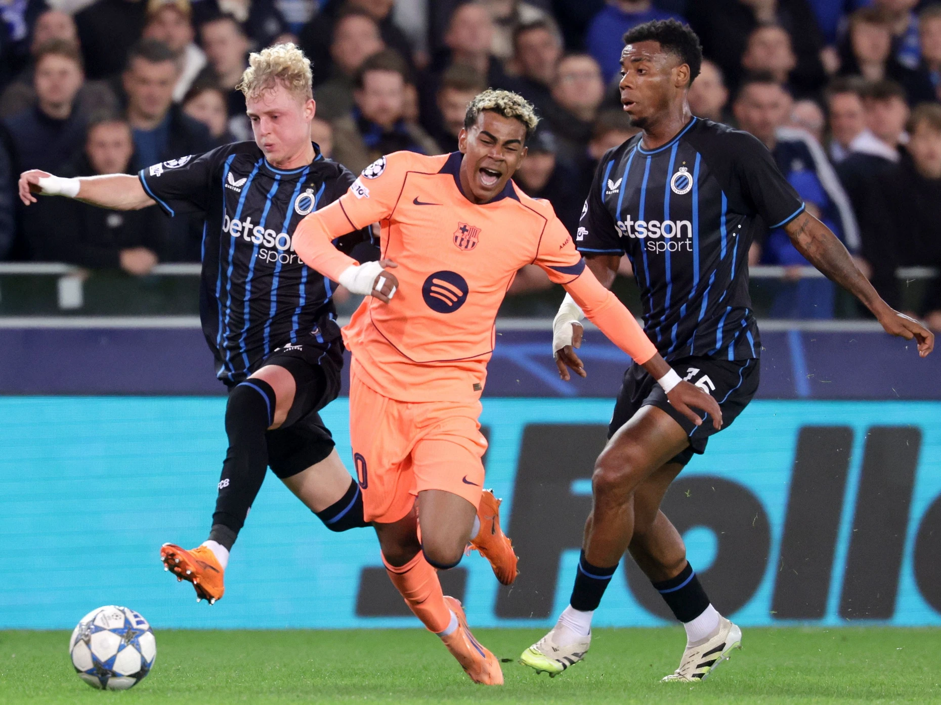 Erfahrung in der Champions League: Onyedika (rechts) gegen Barcelonas Lamine Yamal (Mitte)