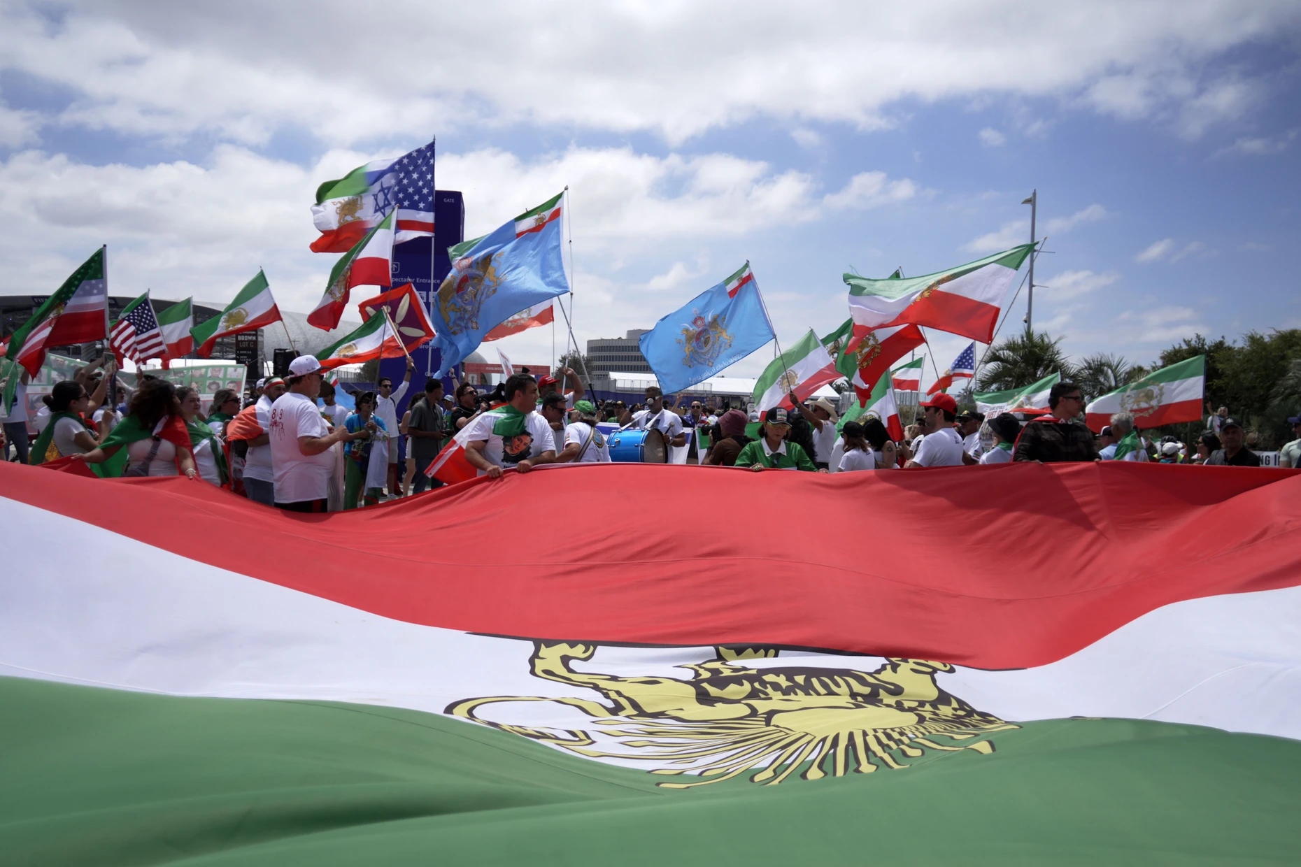 Vor dem Stadion in Inglewood, Kalifornien: Demonstranten mit Flaggen Irans aus der Zeit vor der Islamischen Republik