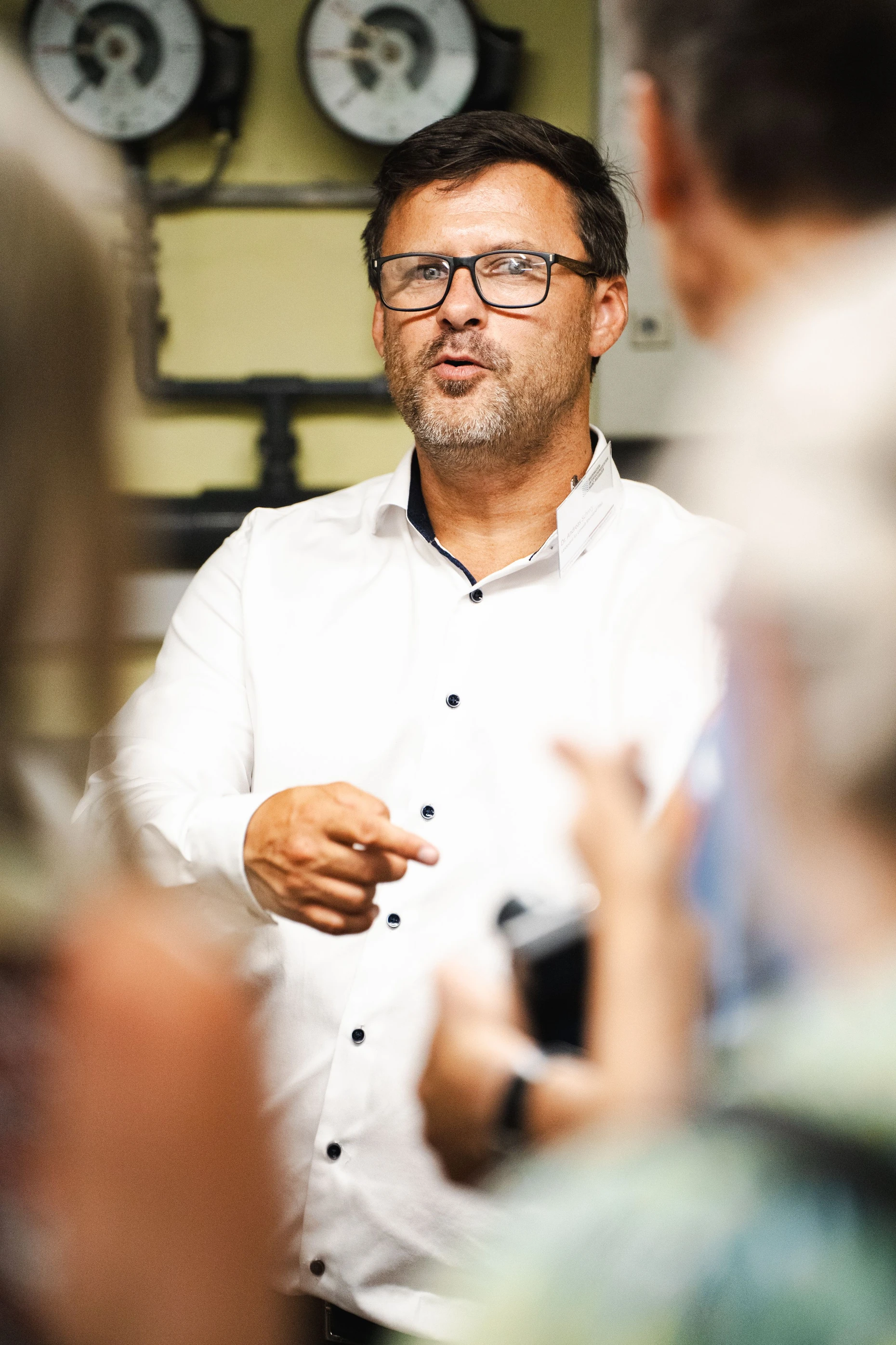 Andreas Schiwy, Leiter der Rheinwasser-Untersuchungsstation, erklärt Besuchern seinen Arbeitsplatz.
