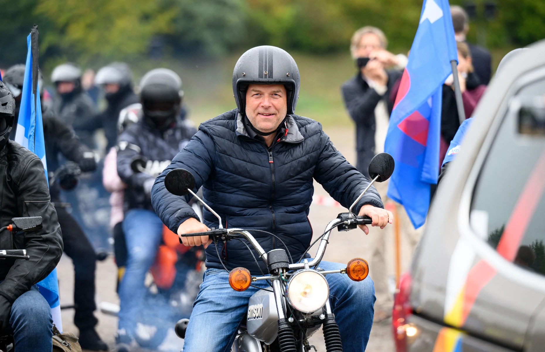 „Simson statt Lastenrad“: Erik Holm auf einer Simson bei einer Wahlkampfveranstaltung der AfD