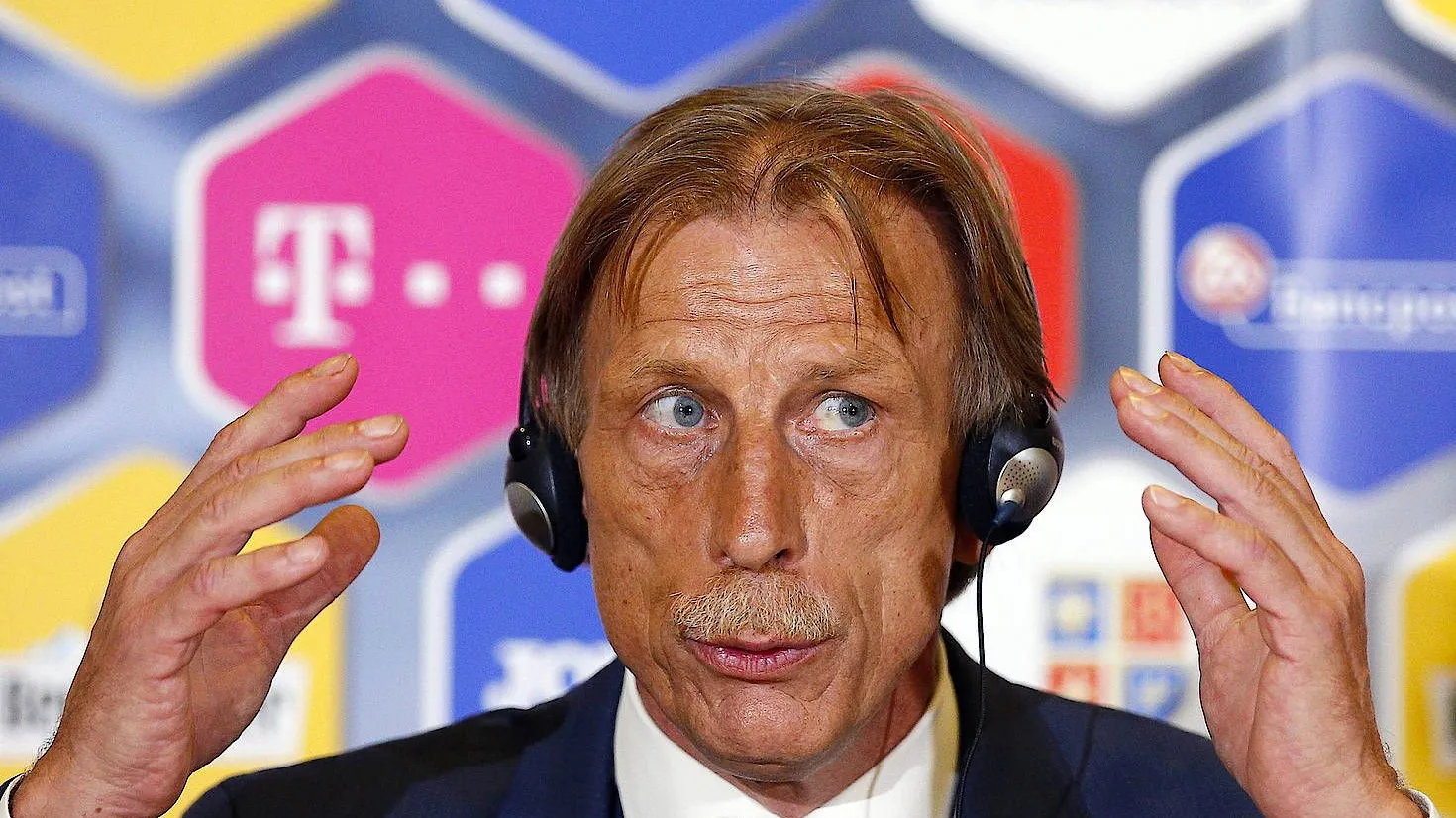 Der rumänische Fußballverband hat baldige Verhandlungen über eine Auflösung des Vertrags von Nationaltrainer Christoph Daum angekündigt. Dies erklärte Verbandschef Razvan Burleanu am Montag, wie die rumänische Nachrichtenagentur Mediafax berichtete. Nach der gescheiterten WM-Qualifikation der Rumänen hatte die technische Kommission des Verbandes eine Entlassung des deutschen Trainers empfohlen. Daum hatte im Sommer 2016 einen Zweijahresvertrag mit dem rumänischen Fußballverband geschlossen. Neben einem Jahreshonorar sah eine Klausel einen Bonus für den Fall vor, dass sich Rumänien für die WM-Endrunde 2018 in Russland qualifiziert. Bei den Verhandlungen dürfte es nun auch darum gehen, was der 63 Jahre alte Daum vom ursprünglich vereinbarten Honorar bekommt. (dpa)
