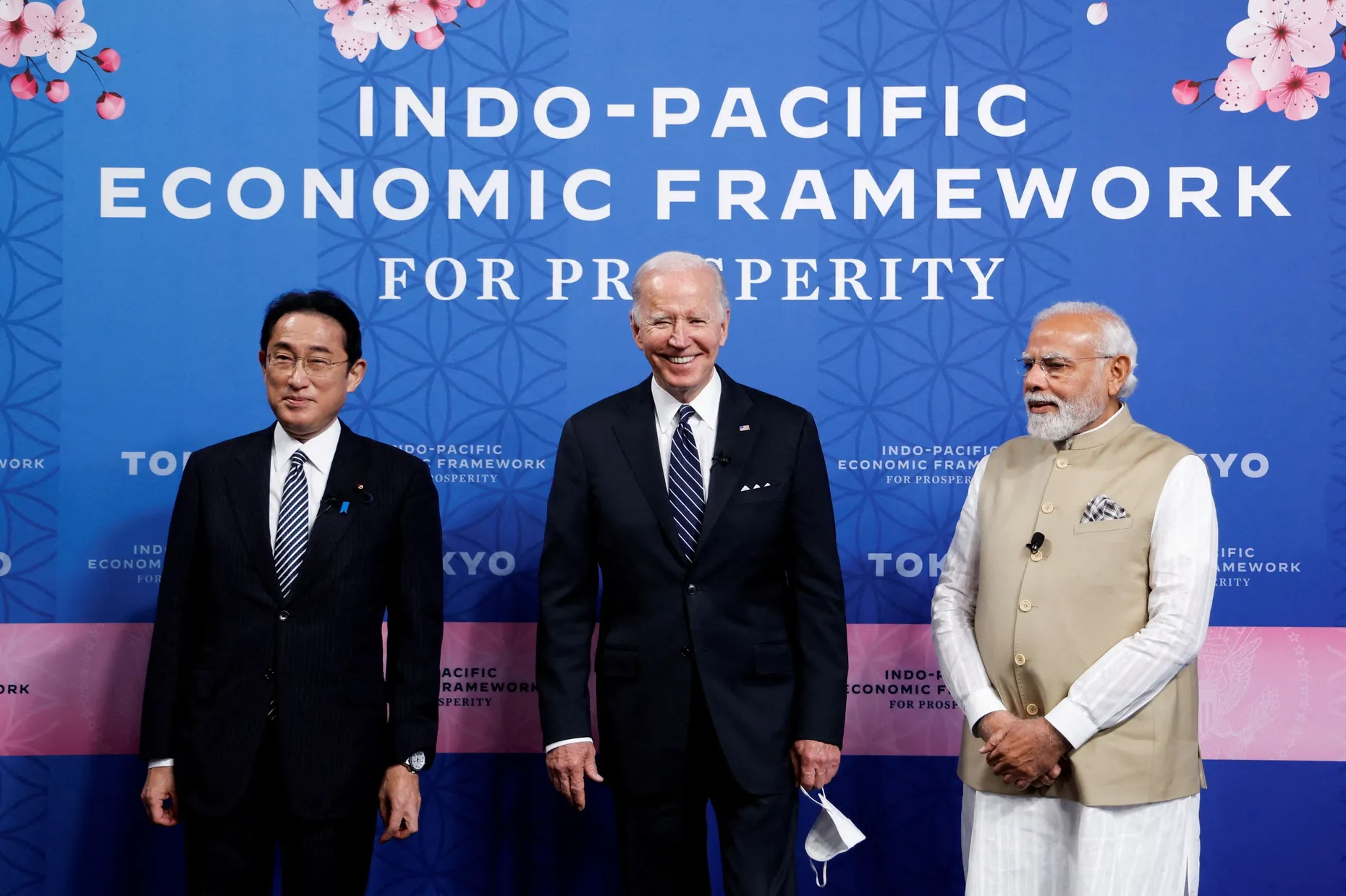 Der amerikanische Präsident Biden (Mitte) mit dem japanischen Premierminister Kishida (l.) und dem Premierminister Narendra Modi beim Launch des neuen Wirtschaftspakts am Montag in Tokio