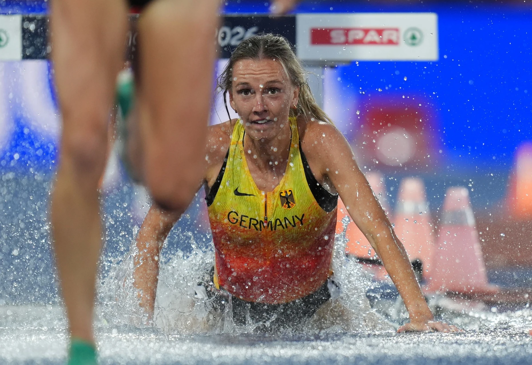 Lea Meyer stürzt im Finale des 3000-Meter-Hindernislaufs.