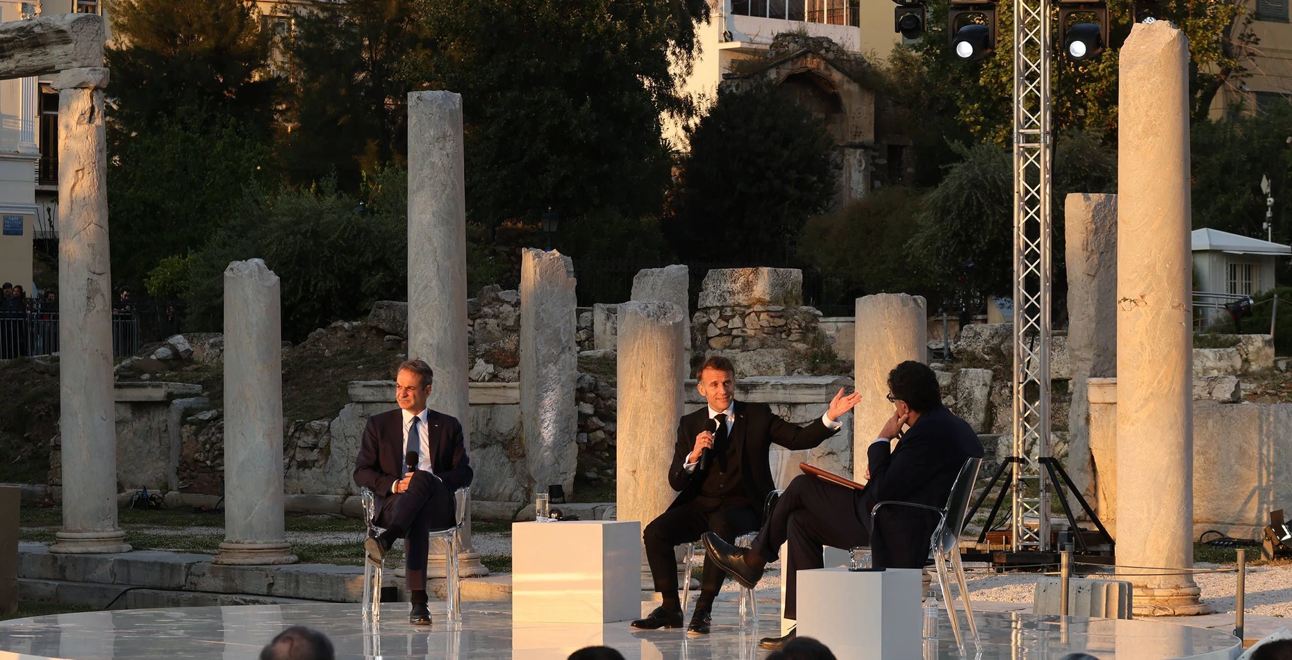 Sollte den Republikanern Sold gezahlt werden, damit die Republik marschieren kann? Die Ruinen der Agora von Athen, in denen der französische Staatspräsident Emmanuel Macron und der griechische Premierminister Kyriakos Mitsotakis am 24. April 2026 ein öffentliches Gespräch führten, stammen überwiegend aus römischer Zeit.