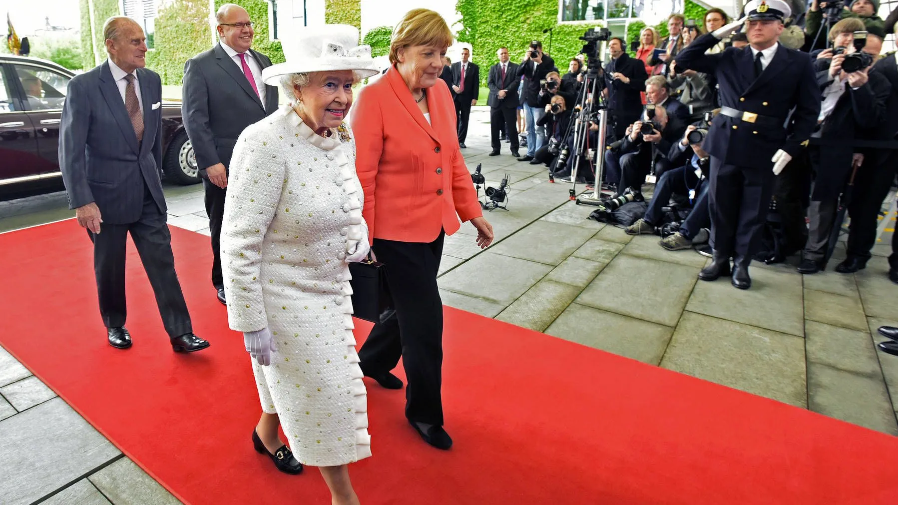 Königin Elisabeth und Prinz Philip werden von Bundeskanzlerin Merkel und dem Kanzleramtsminister Altmaier ins Kanzleramt begleitet.