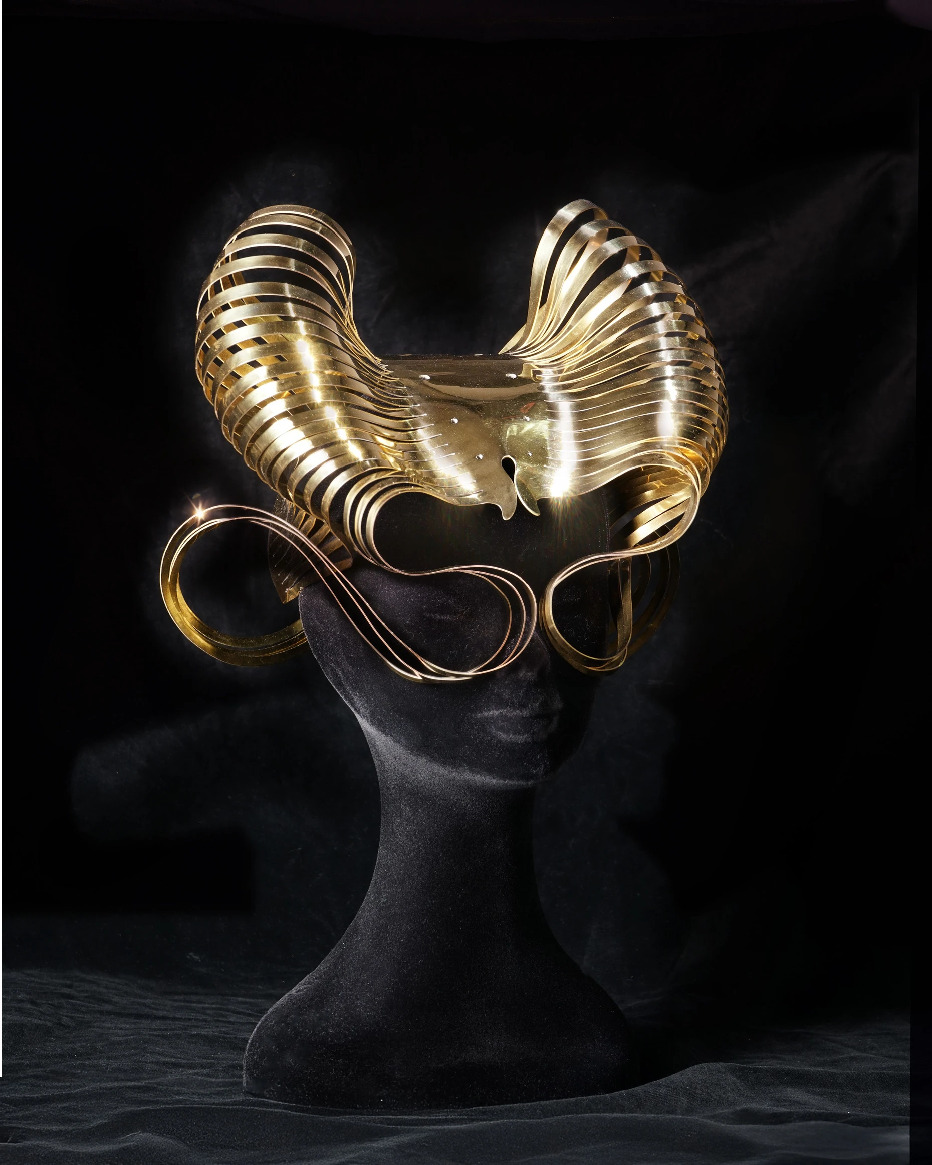  James Merrys Maske „Gold Medusa“ für Björk