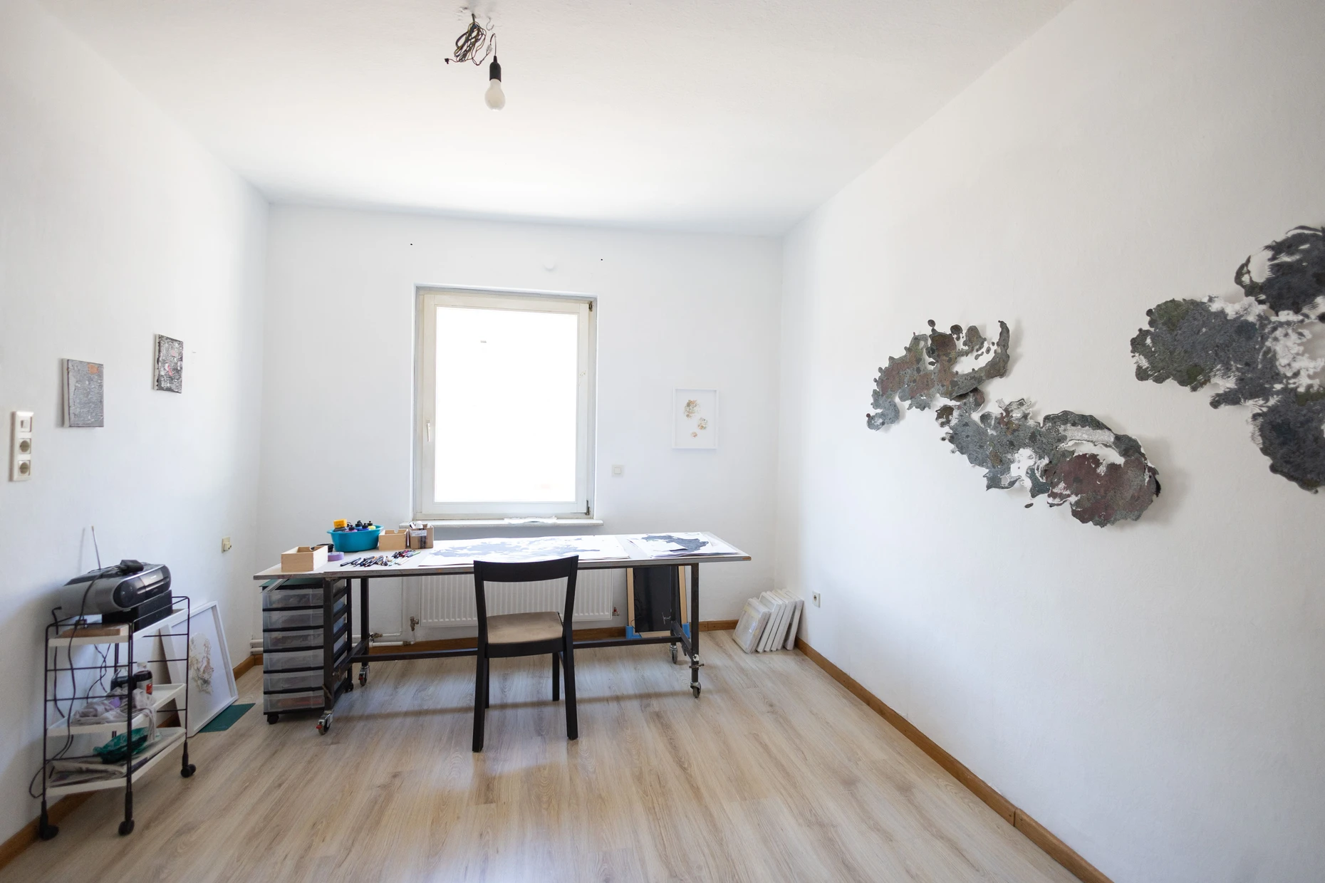 Platz für die organischen Formen, die sie aus Papier schafft: Blick in das Atelier von Verena Freyschmidt