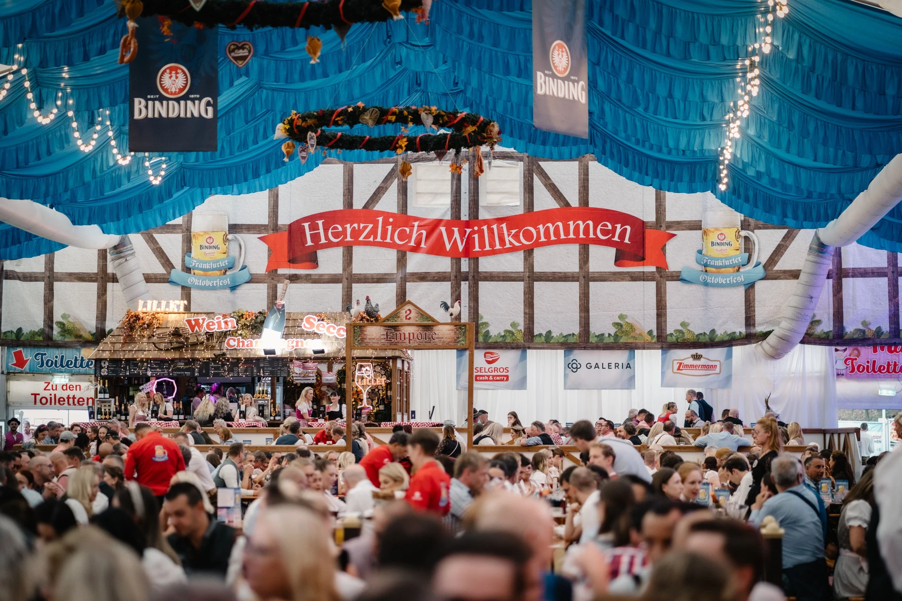 Groß dimensioniert: Das Festzelt ist gut gefüllt mit 2500 Besuchern.