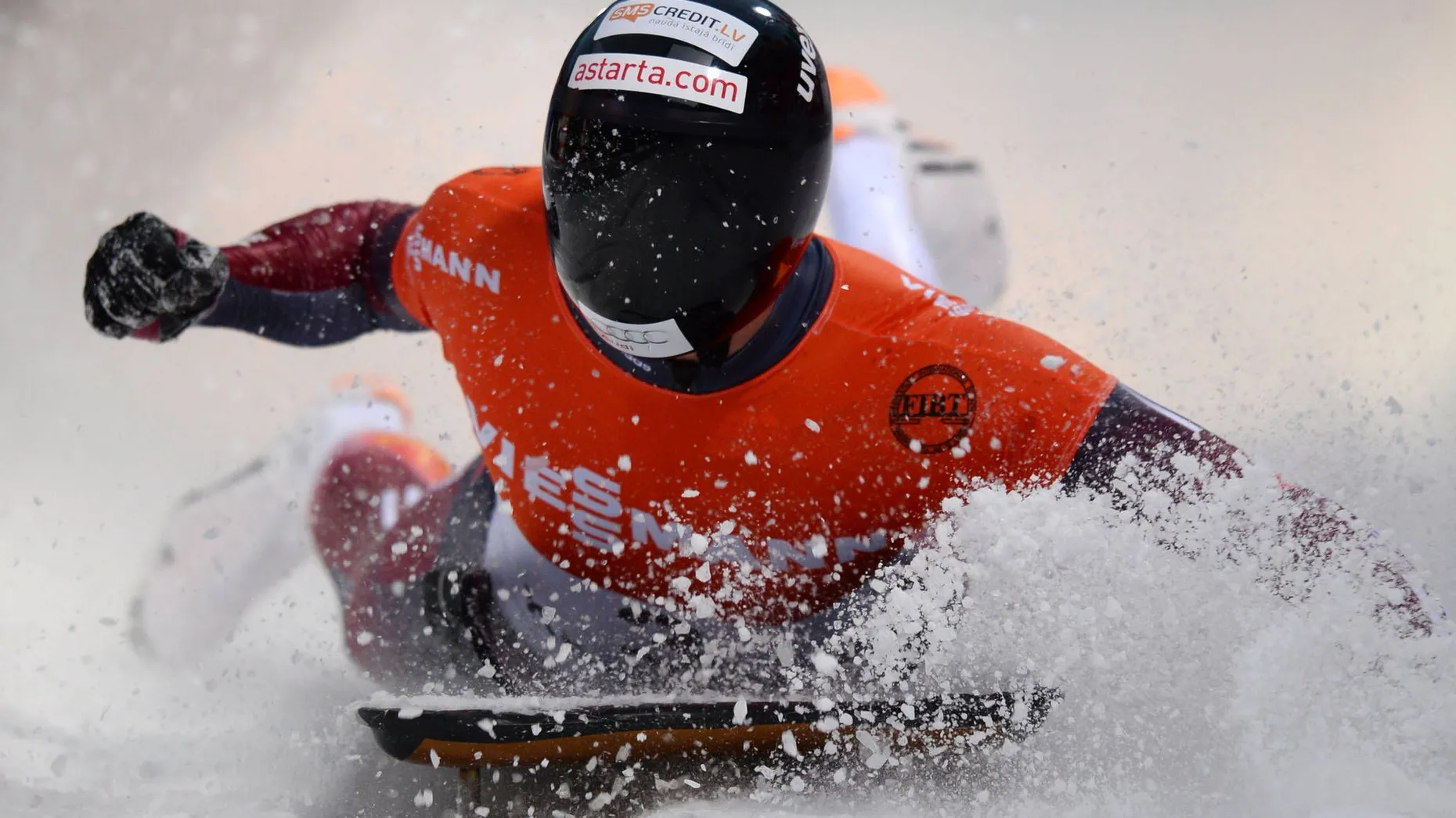Skeleton-Pilot Martins Dukurs aus Lettland hat erneut den 100:000 Euro-Jackpot des Weltverbandes FIBT geknackt. Der Weltcup-Gesamtsieger gewann am Samstag in Königssee das Weltcup-Finale und die parallel ausgetragene Europameisterschaft. Zudem erfüllte er mit sechs Laufbestzeiten und drei Siegen in Serie die neuen, erhöhten Anforderungen der FIBT. In 1:40,83 Minuten verwies er seinen Bruder Tomass auf Platz zwei. Der Deutsche Frank Rommel wurde Weltcup- und EM-Dritter. Alexander Kröckel belegte Rang fünf. In der EM-Wertung landete er auf dem vierten Platz. Alexander Gassner wurde als Weltcup-Achter EM-Siebter.