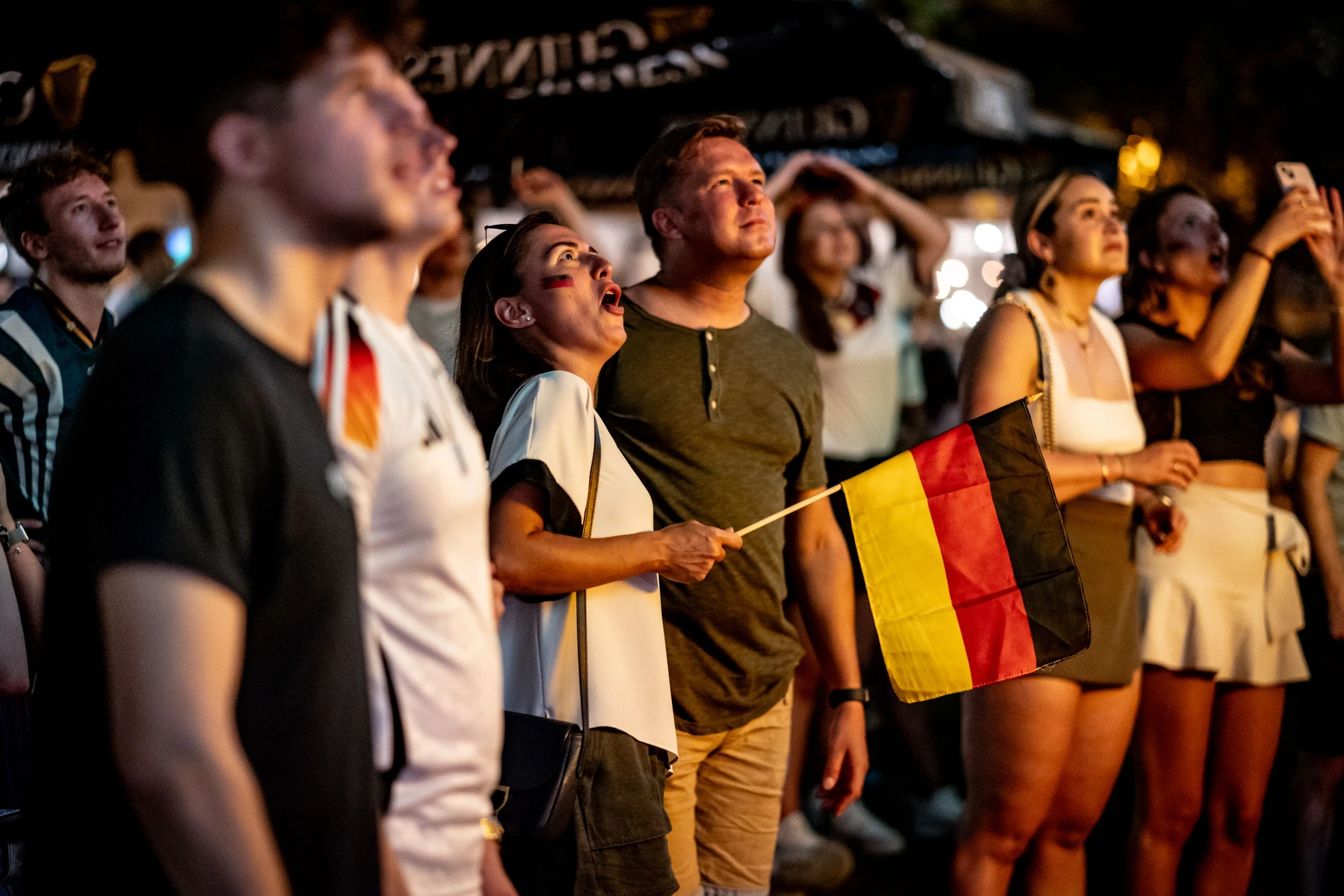 Wie geht es aus? Wie hier während der EM 2024 vor dem Frankfurter Pub Waxy’s wird die WM wieder Menschen in ihren Bann ziehen.
