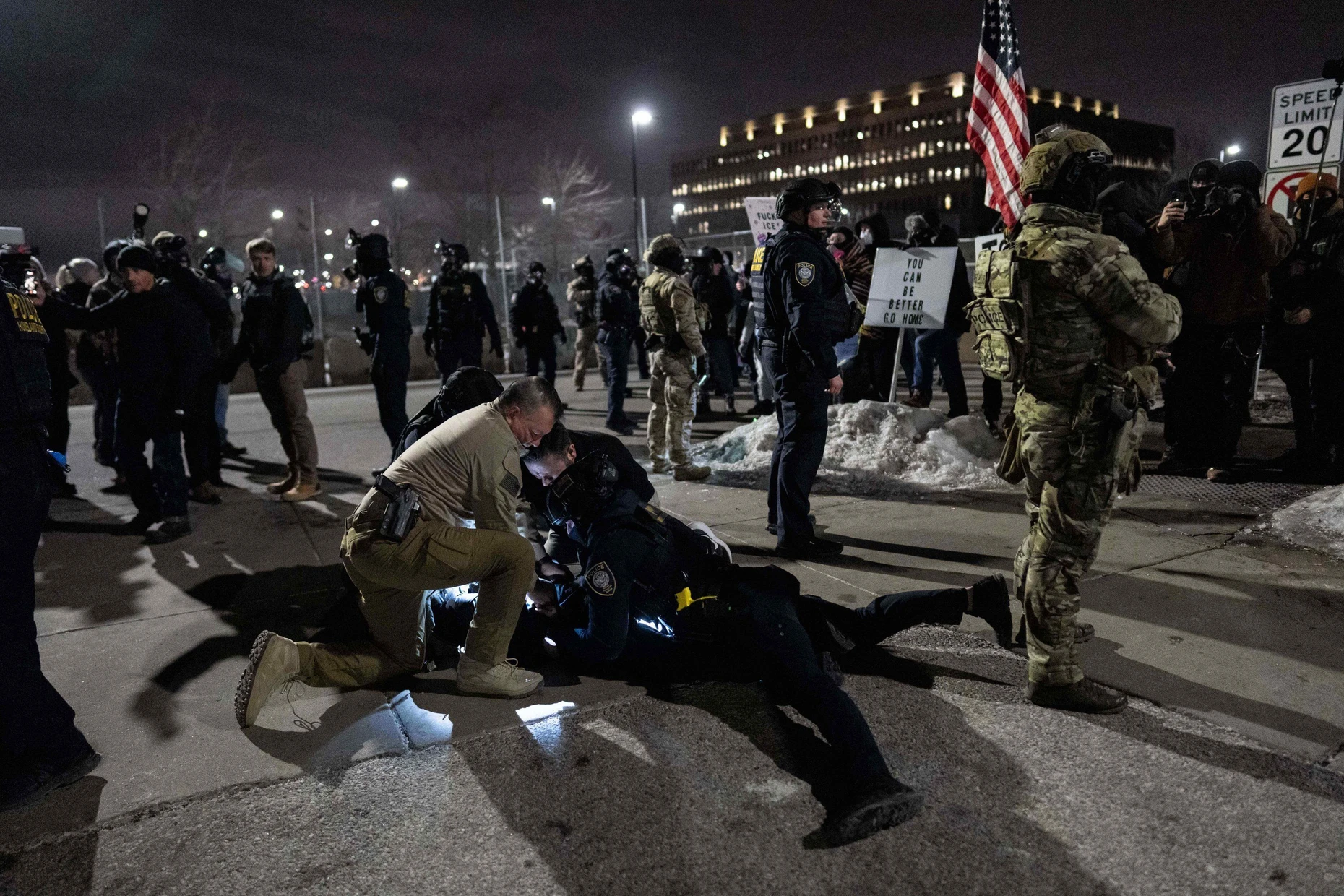 ICE-Beamte halten einen Demonstranten bei einem Protest Mitte Januar in Minneapolis fest.