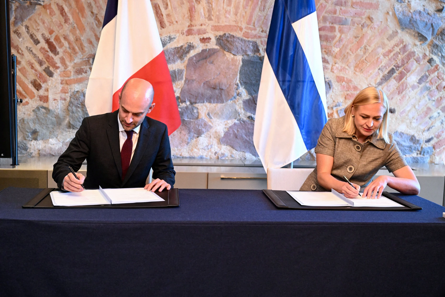 Der französische Außenminister Jean-Noël Barrot und seine finnische Kollegin Elina Valtonen bei der Unterzeichnung eines Abkommens über eine strategische Partnerschaft zwischen Finnland und Frankreich am Montag.