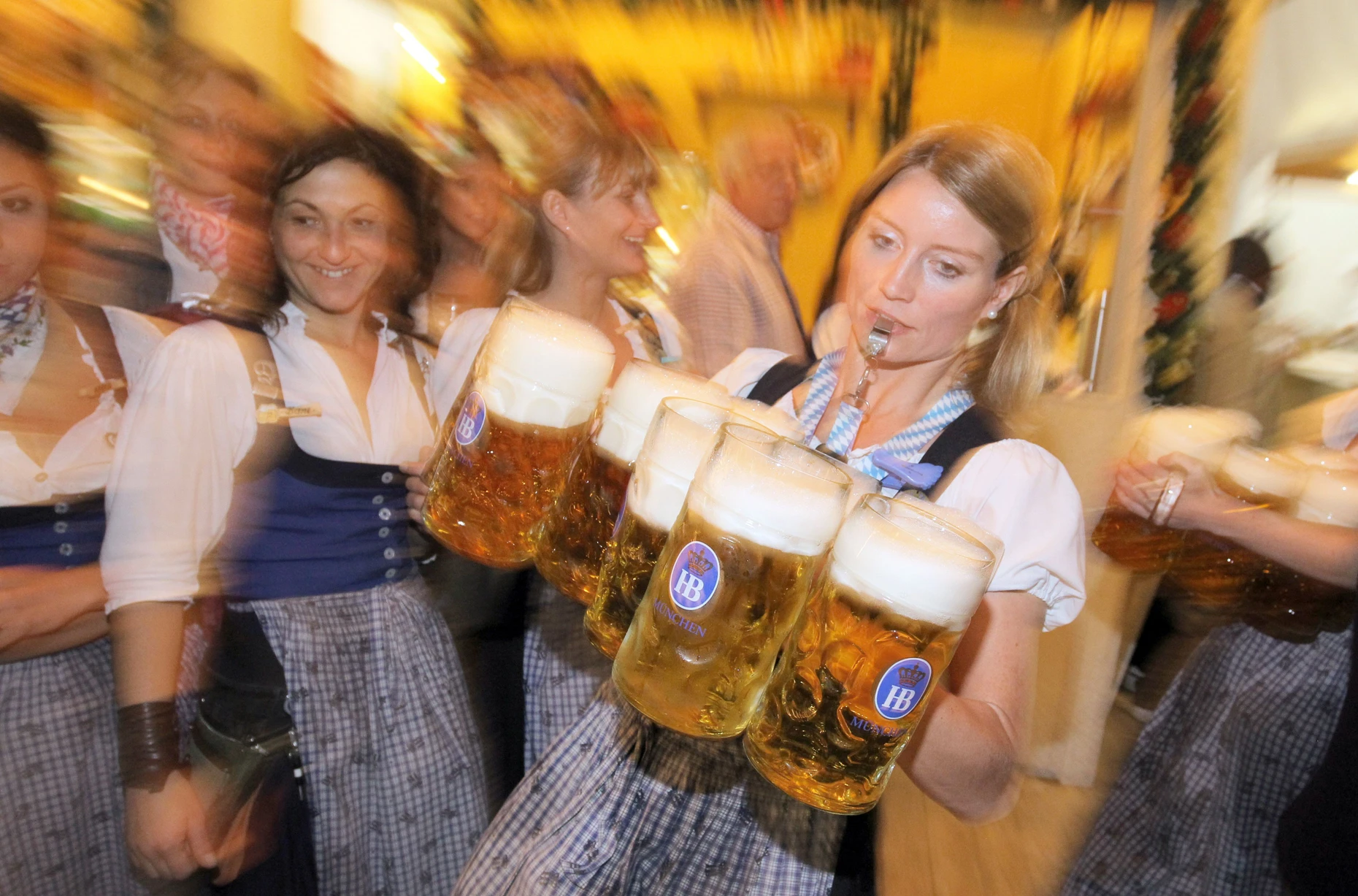 Alle Achtung: Eine Oktoberfestkellnerin trägt acht Mass Bier durchs Festzelt.