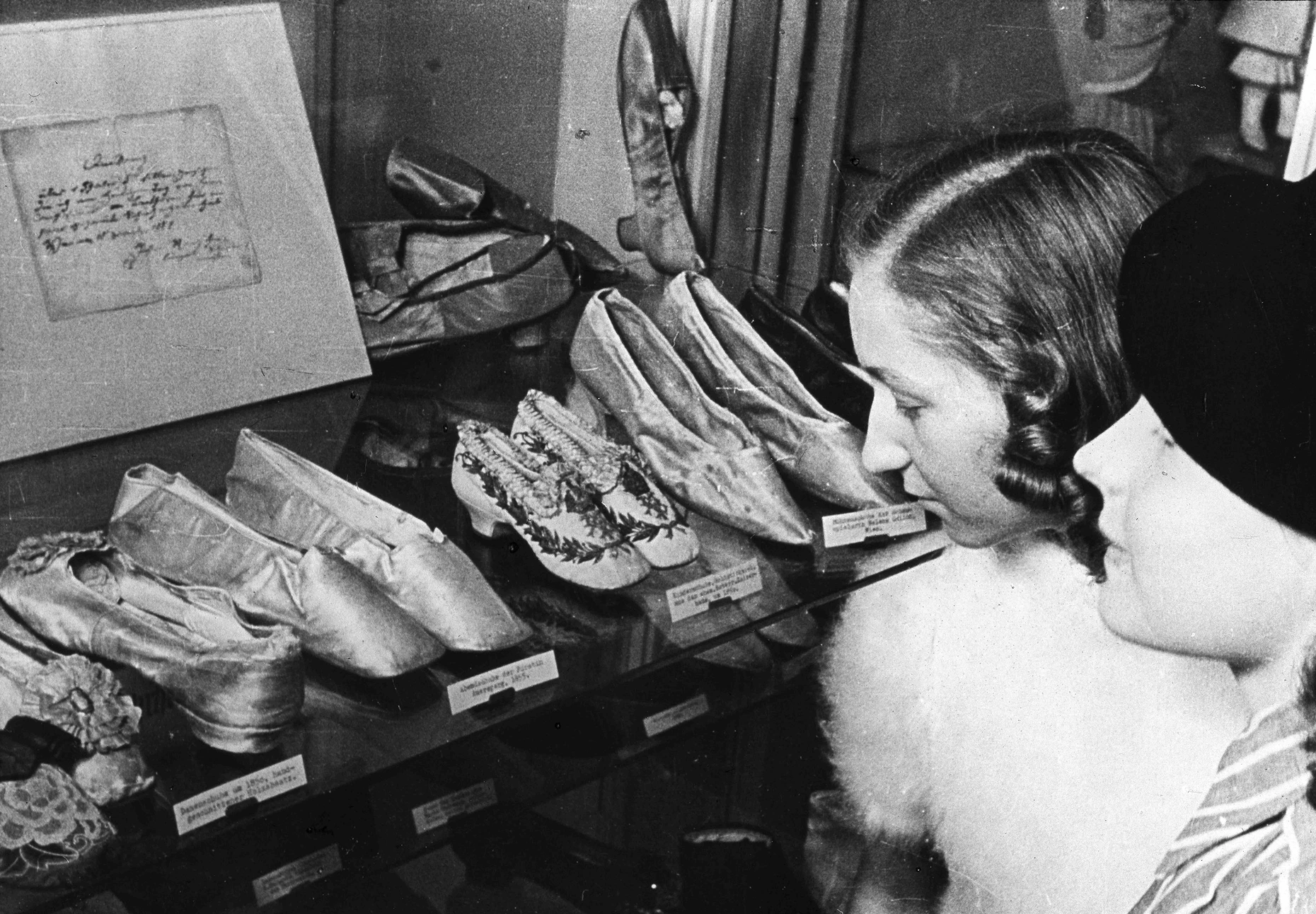 Mit Lust auf Schuhe: Besucher im Museum, 1943