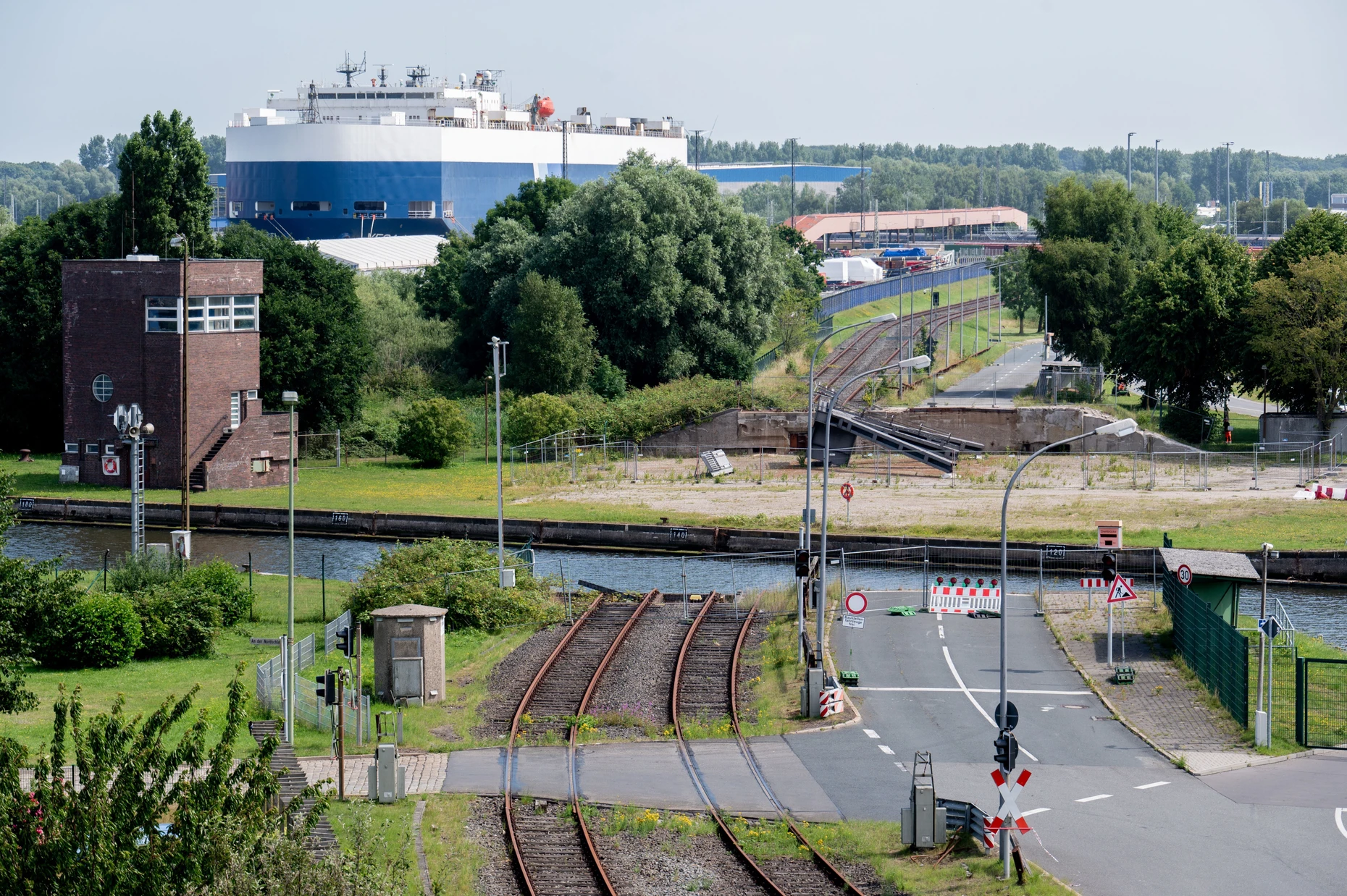 Die frühere Drehbrücke im Bremerhavener Kaiserhafen wurde 2021 nach einem Schaden demontiert