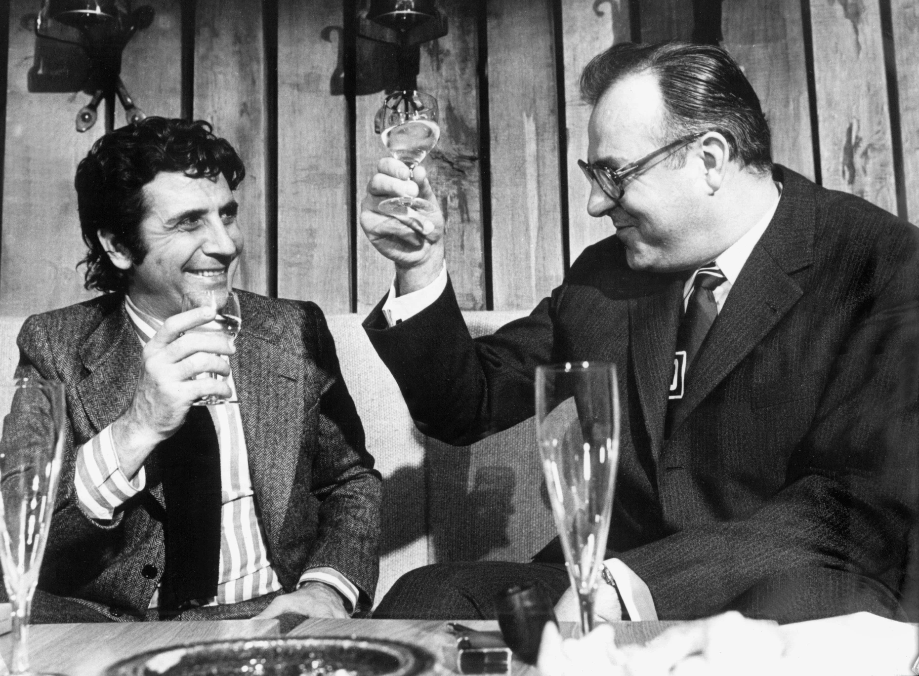 In dem Weinkeller der Mainzer Staatskanzlei prostet 1971 der damalige rheinland-pfälzische Ministerpräsident Helmut Kohl (CDU, rechts) dem französischen Chansonnier Gilbert Bécaud zu.