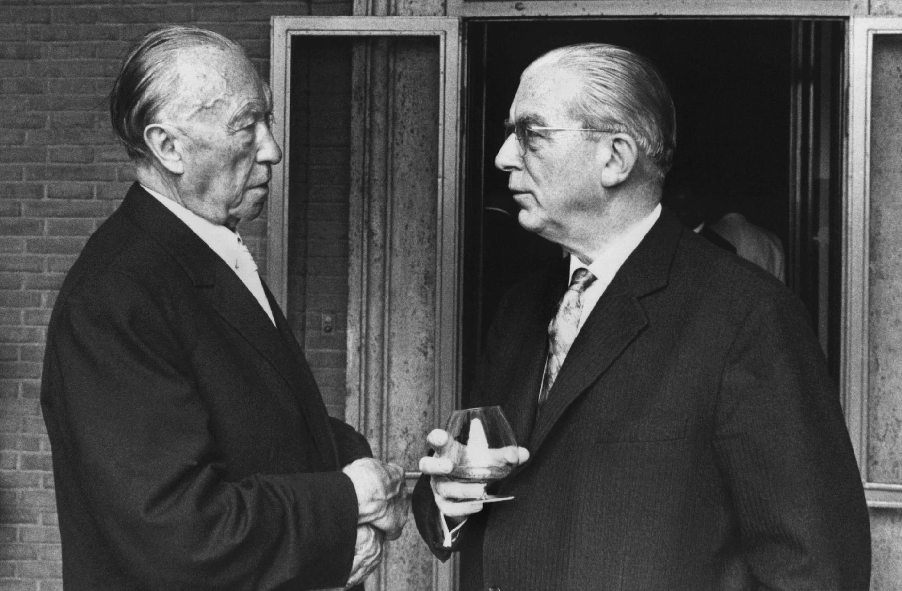 Bundeskanzler Konrad Adenauer und Staatssekretär Hans Globke im Gespräch. Aufgenommen im September 1963 in Rom.