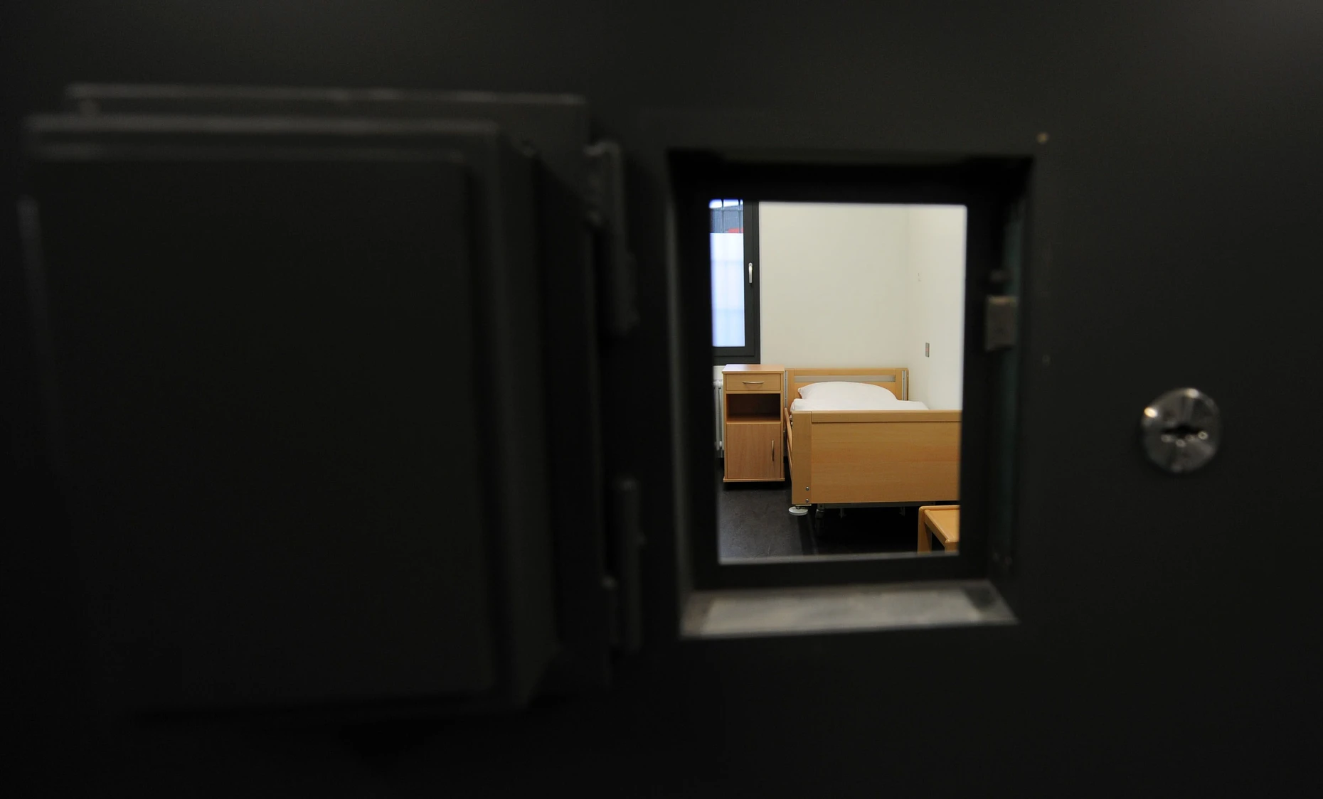 Der Blick in einen Haftraum in der Justiz-Vollzugsanstalt (JVA) Bremervörde in Niedersachsen