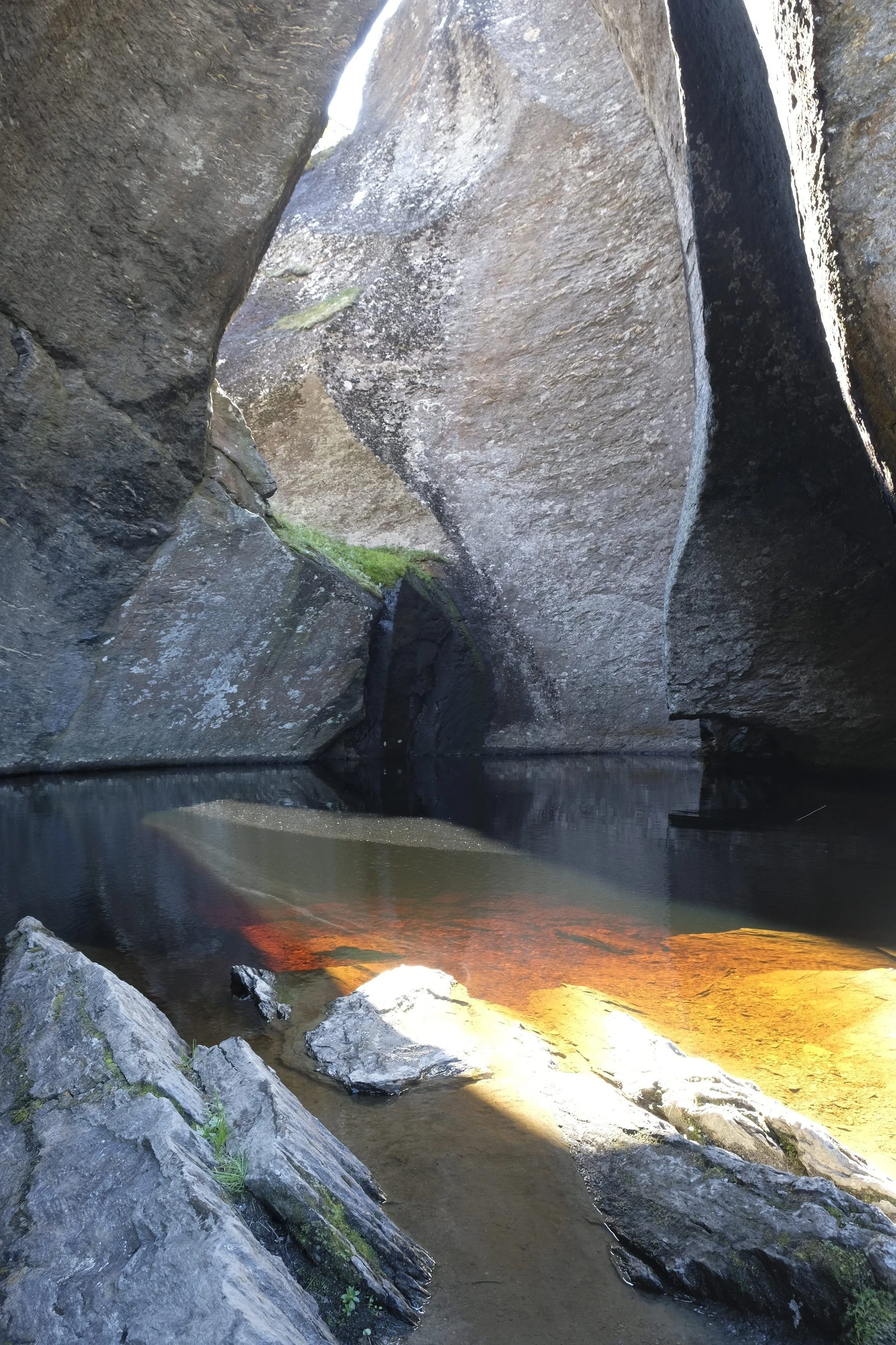 Die Höhle Vetlahelvete, ihr Name bedeutet „kleine Hölle“.
