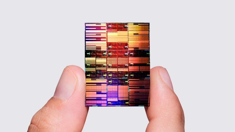 Auf diesem briefmarkengroßen Computerchip haben bequem 100 Milliarden Transistoren Platz.