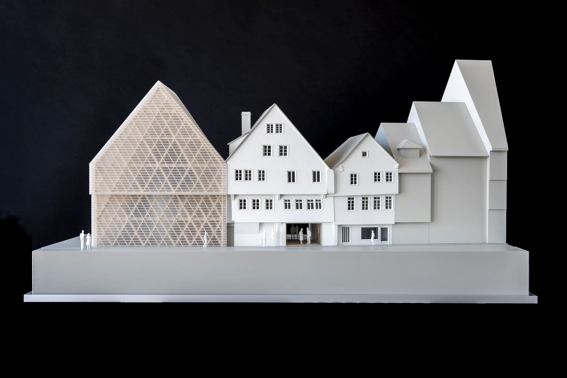 Im Modell gut zu erkennen: Der Neubau greift die Gestalt der umliegenden historischen Häuser auf - und dient ihnen als Stütze.