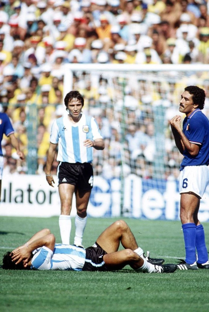 War da was? 23 Fouls erlaubt sich Gentile (rechts) an Maradona (liegend) unter den Augen des Schiedsrichters.
