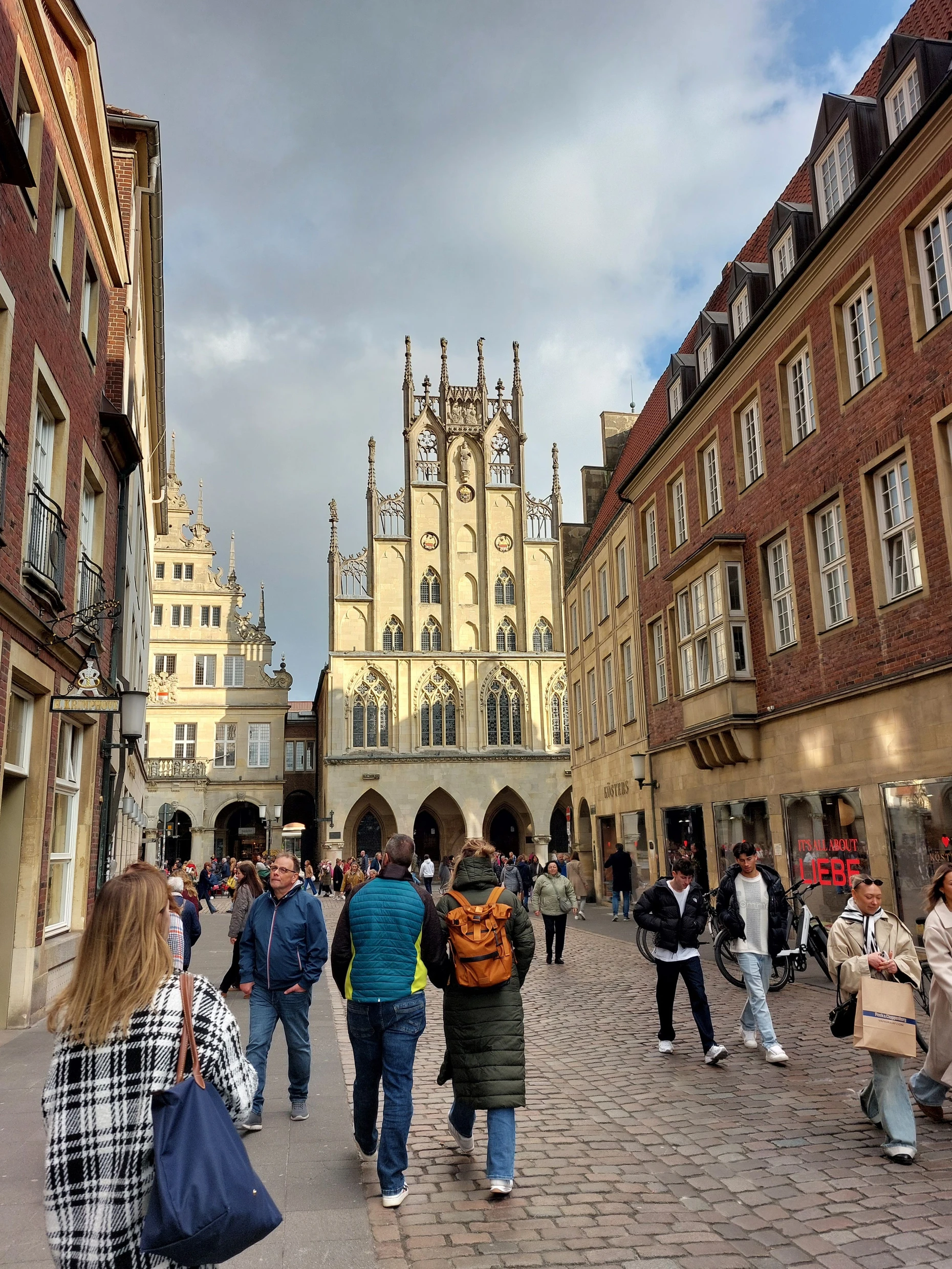 Das Rathaus wurde nach dem Zweiten Weltkrieg wiederaufgebaut.