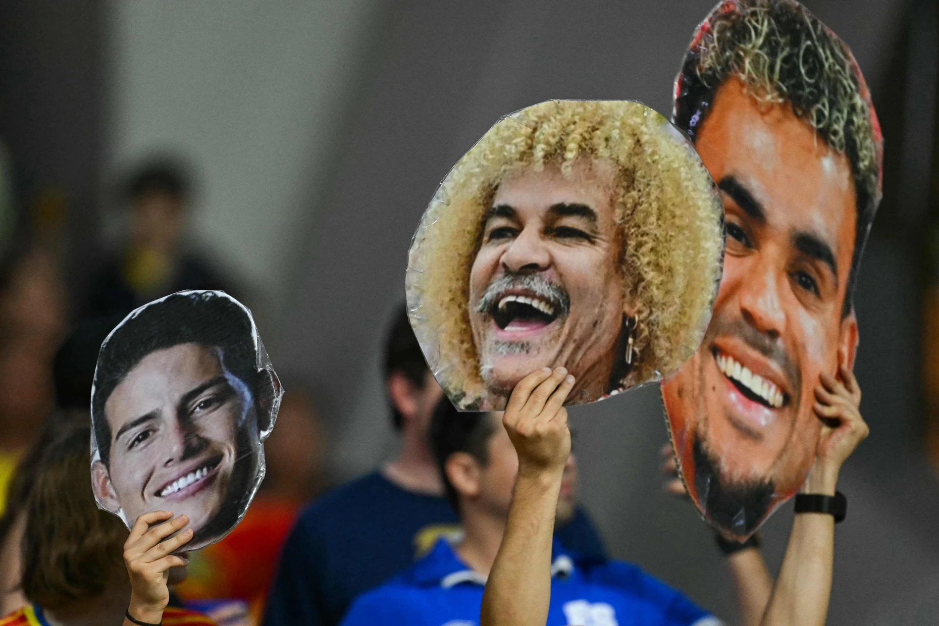 Kolumbianische Fußballhelden auf Pappe: James, Valderrama und Luis Díaz