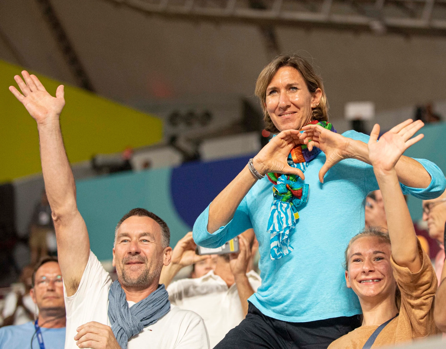 Mehrkampf-Familie: Emma mit Trainer-Eltern Stefanie und Michael Kaul beim WM-Sieg von Bruder Niklas 2019 in Doha