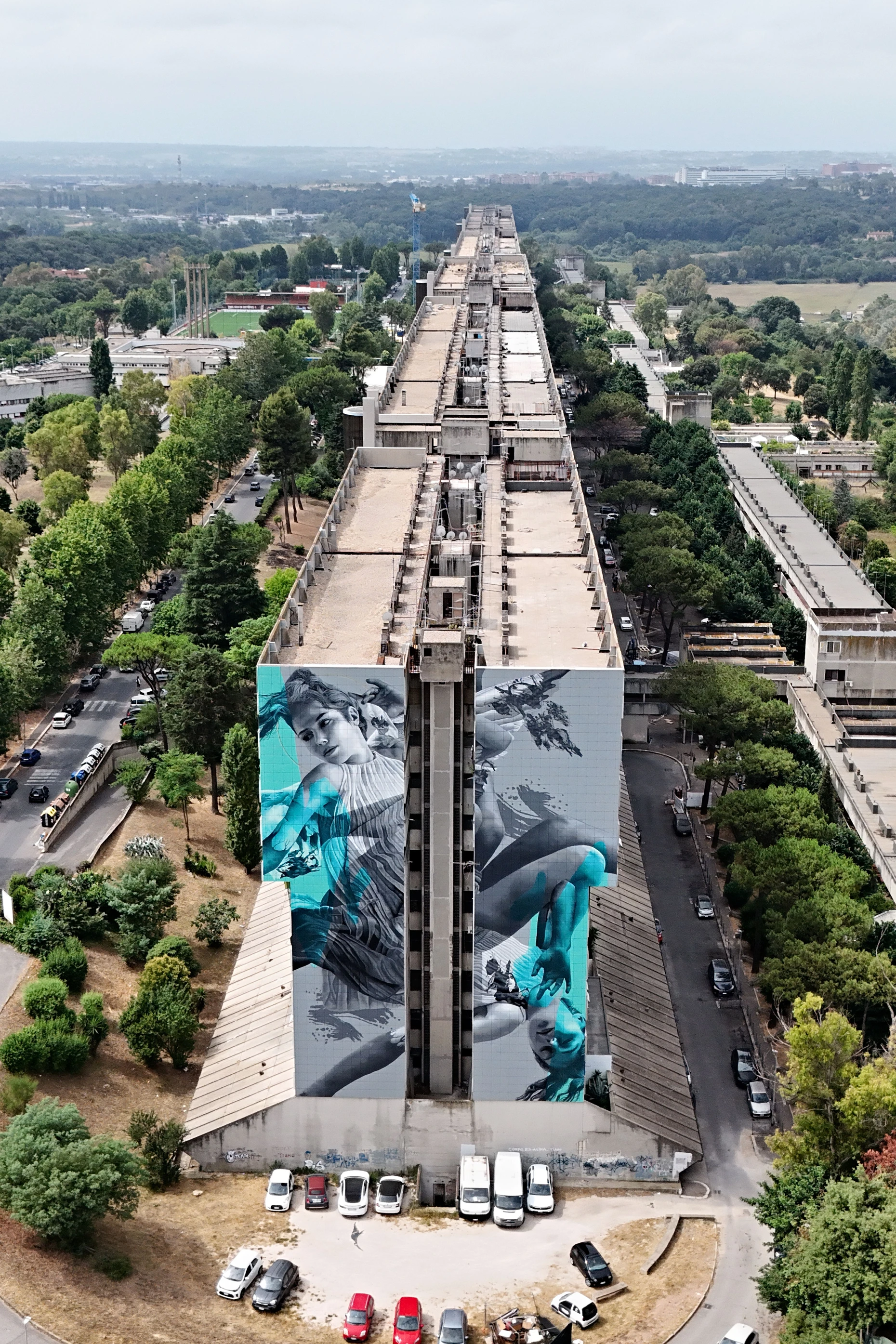 Monotonie am laufenden Meter: Das Ende des Gebäudes ist kaum auszumachen. Das Mural „Icarus“ der Künstlerin Judith de Leeuw aka JDL ist immerhin einen Blickfang.