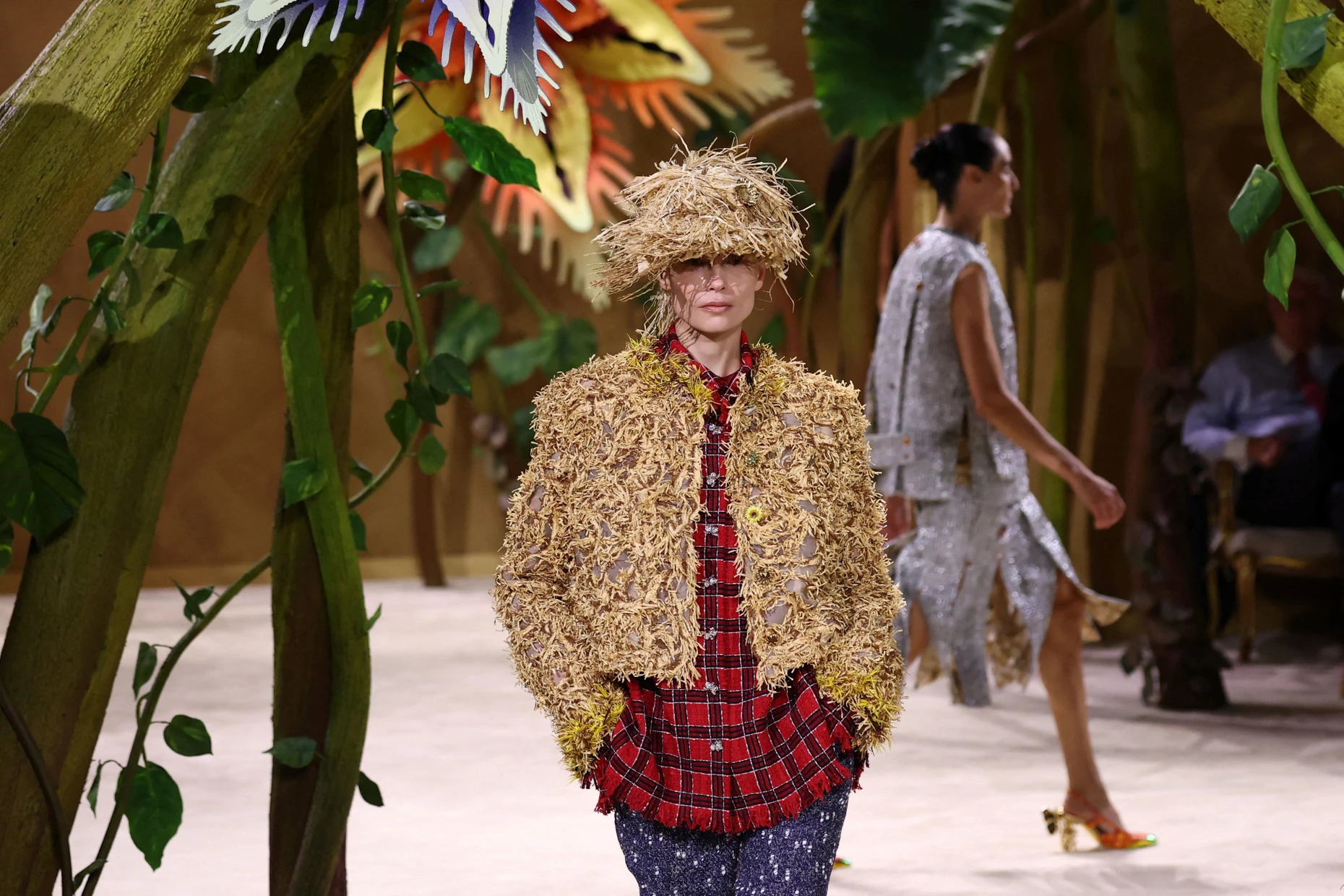 Arbeitet freihändig mit den Markenzeichen des Hauses: Matthieu Blazys Kollektion für Chanel.