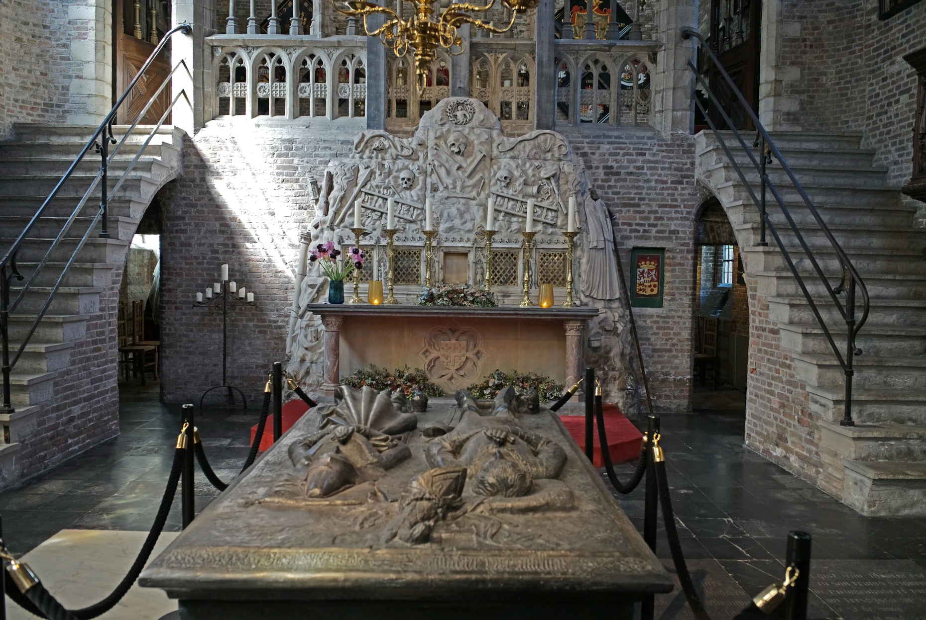 Nichts für schwache Nerven: Das Grab Anselm Adornes und seiner Frau Margareta in Brügge