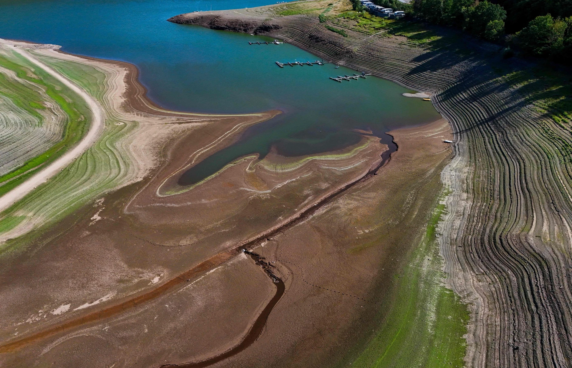 Mondlandschaft statt Wasseroberfläche: Von oben ist gut zu sehen, wie der See nach und nach trockenfiel.