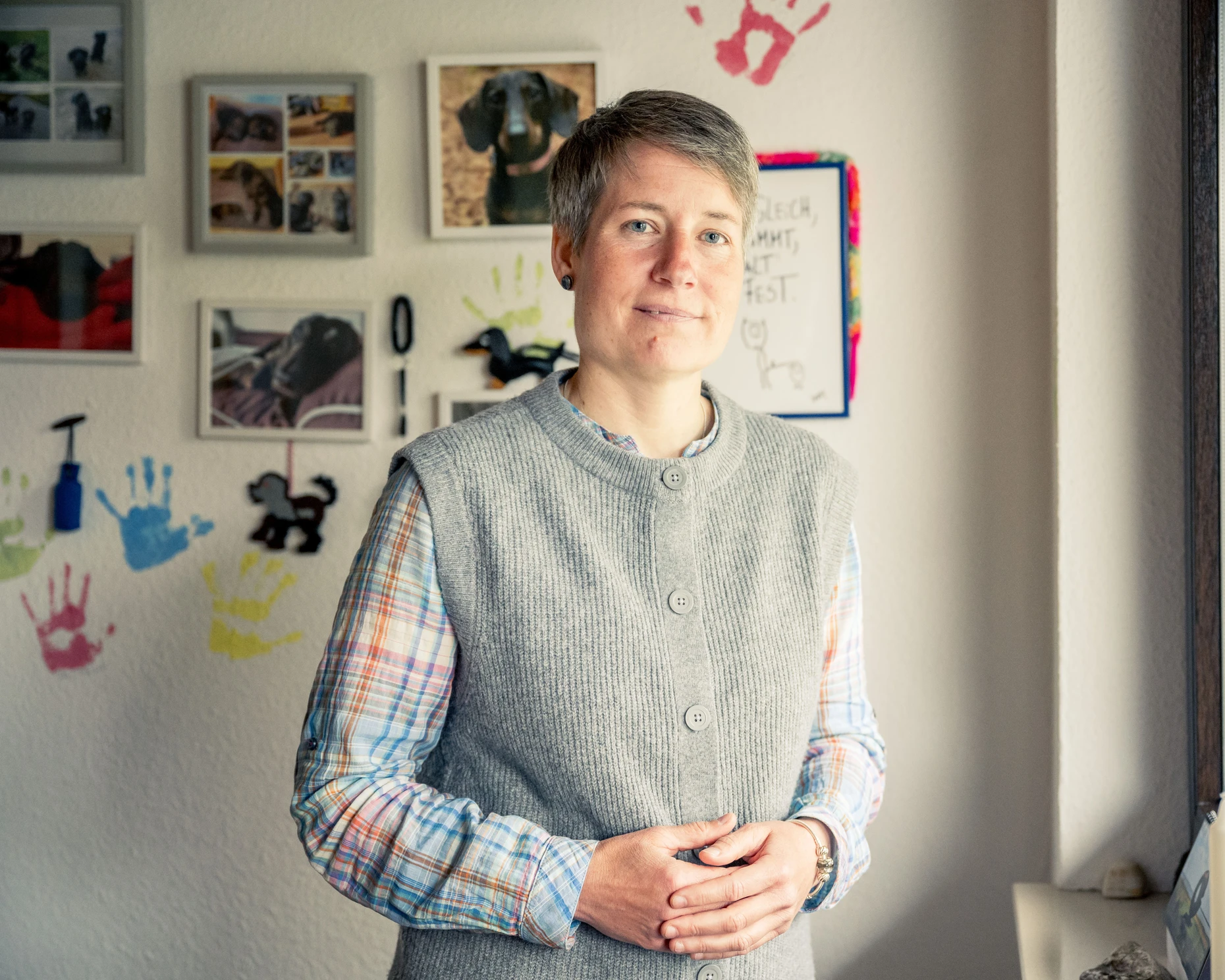 In der Küche ihres Hauses ist Beatrice Glodde immer von Lucky auf Fotos umgeben.